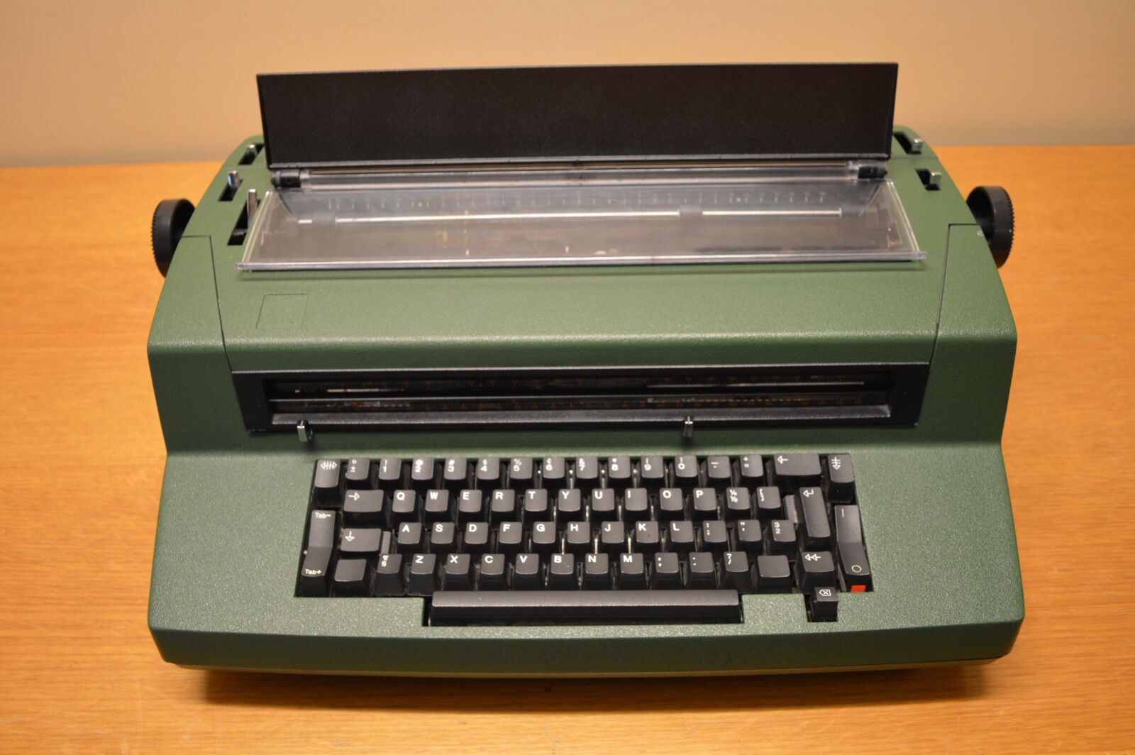 Nikon D3200 sample photo. Typewriter, typing, old typewriter photography
