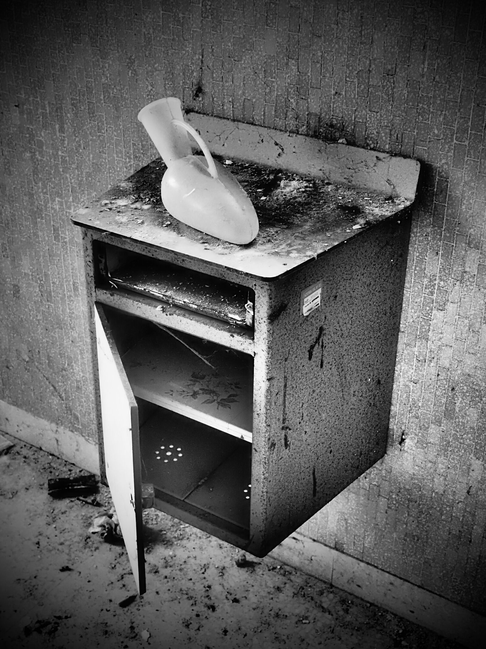 Olympus OM-D E-M10 + OLYMPUS M.12-50mm F3.5-6.3 sample photo. White black, industrial, vintage photography