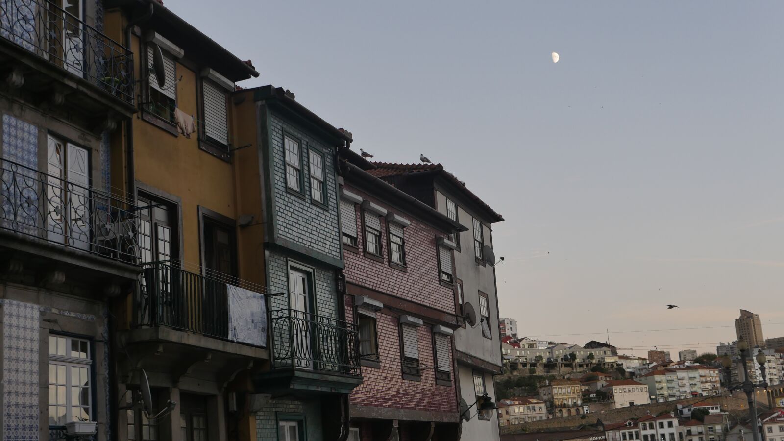 Panasonic Lumix DMC-GH4 sample photo. City, night, old building photography
