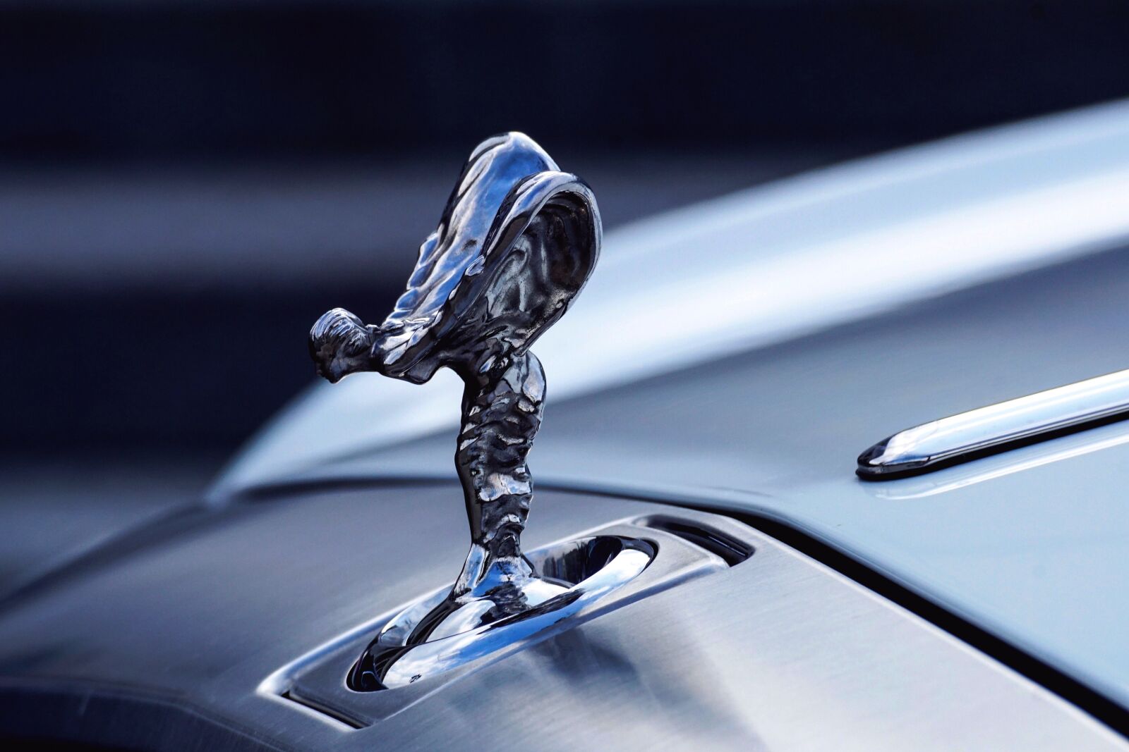 Sony DT 55-300mm F4.5-5.6 SAM sample photo. Emblem, rolls royce, automotive photography