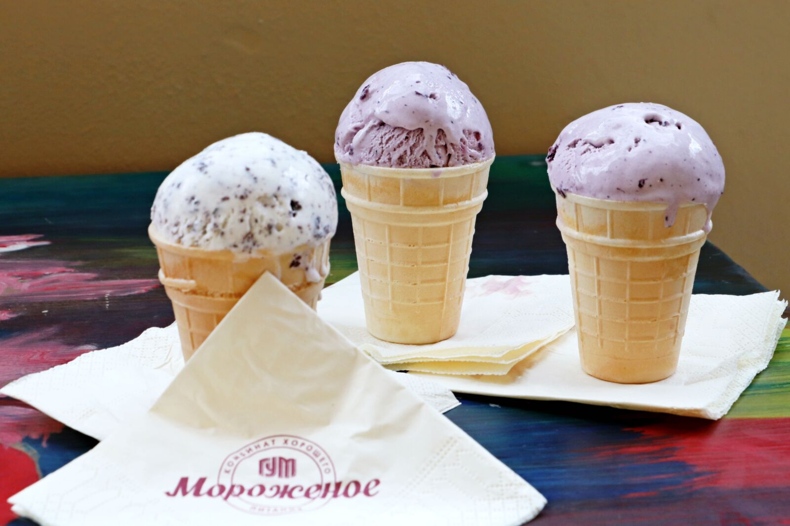 Canon EOS 200D (EOS Rebel SL2 / EOS Kiss X9) sample photo. Gum, ice cream, legendary photography
