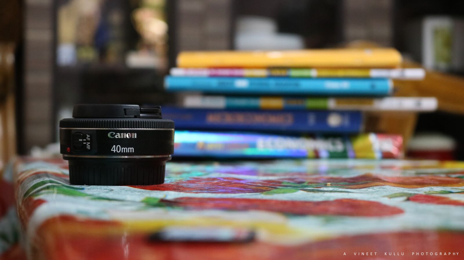 Canon EOS 750D (EOS Rebel T6i / EOS Kiss X8i) sample photo. Bokeh, books, bored, af photography