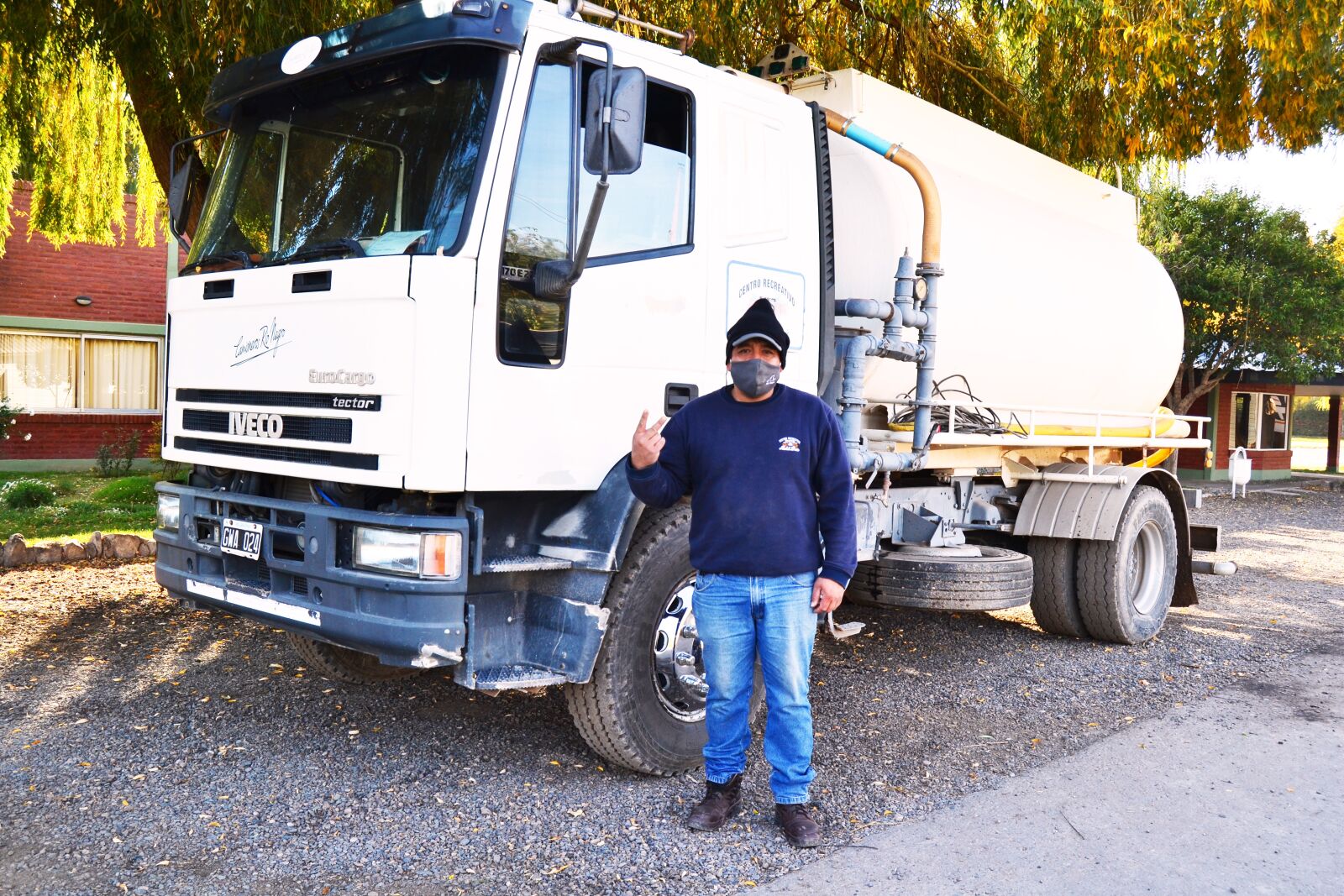 Nikon D3100 sample photo. Camion, predio, manguera photography