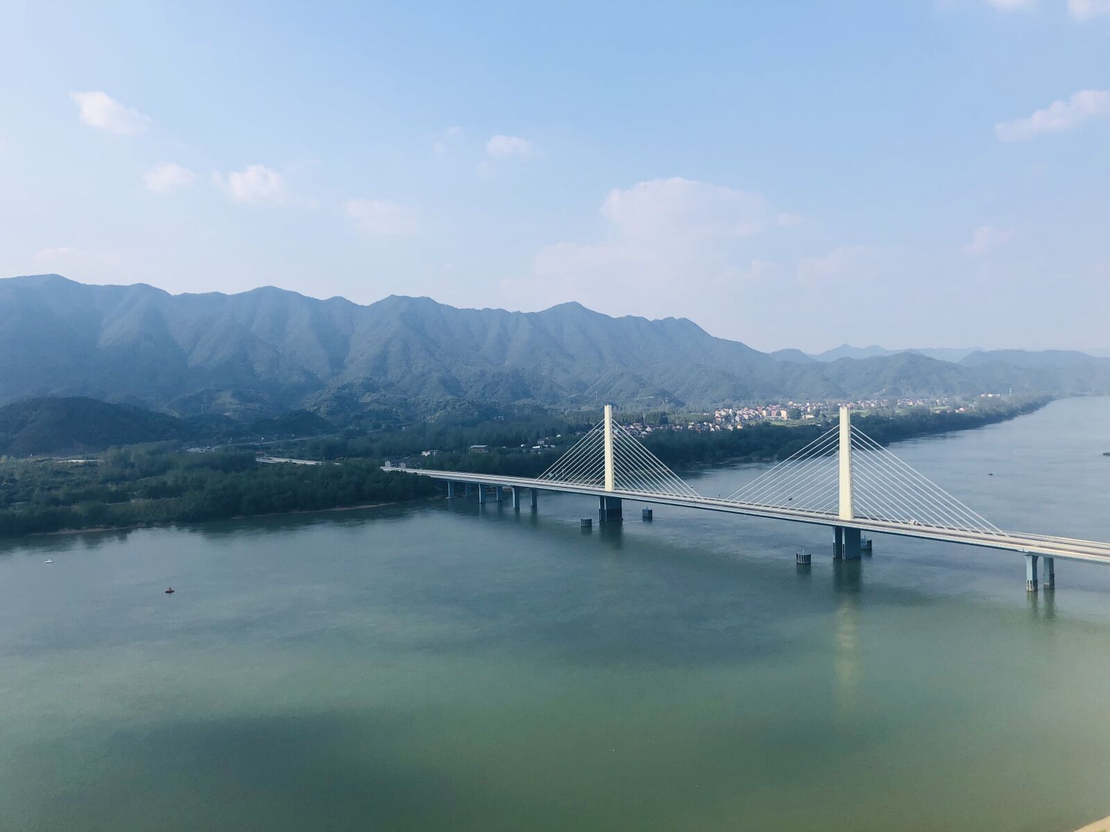 iPhone X back dual camera 4mm f/1.8 sample photo. Fuchunjiang, zhejiang, bridge photography