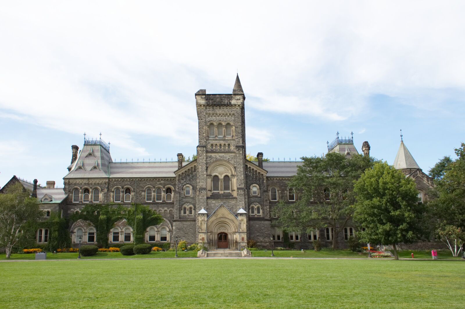 Canon EOS 1300D (EOS Rebel T6 / EOS Kiss X80) sample photo. The university of toronto photography