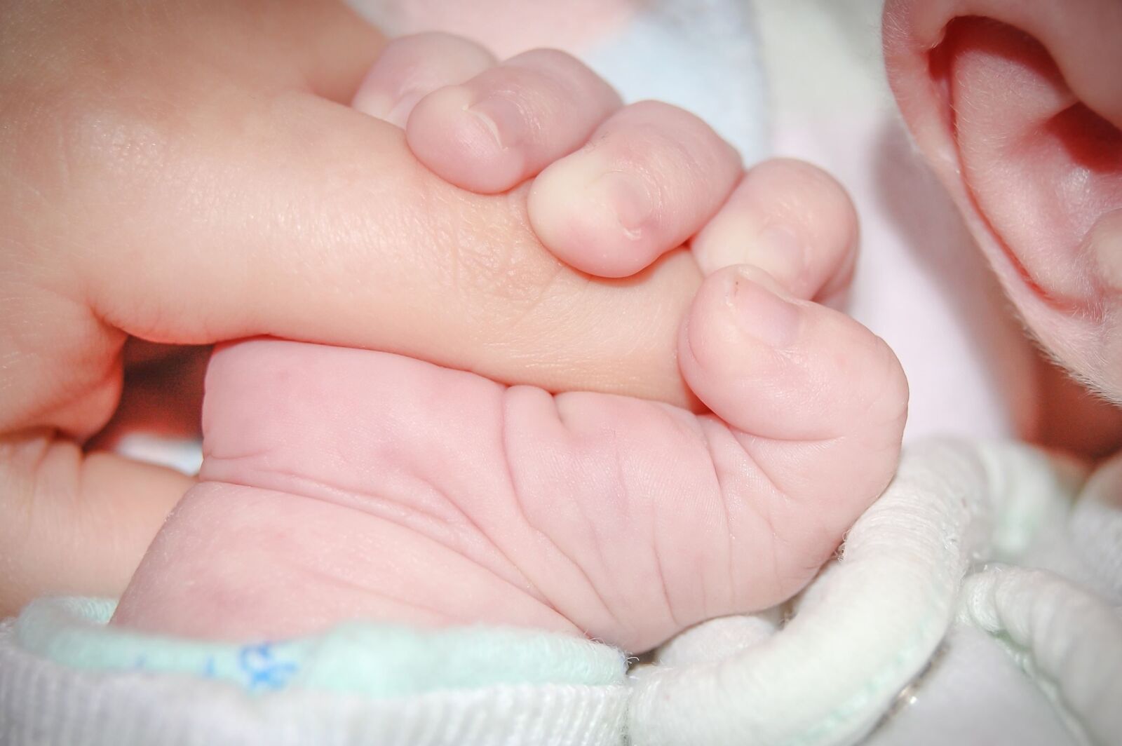 Nikon D40 sample photo. Baby, child, hand, finger photography