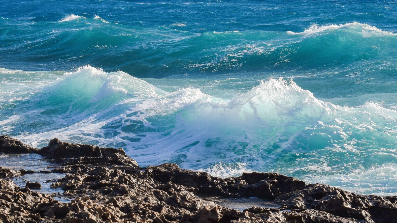 Nikon D3300 sample photo. Wave, crushing, rocky coast photography