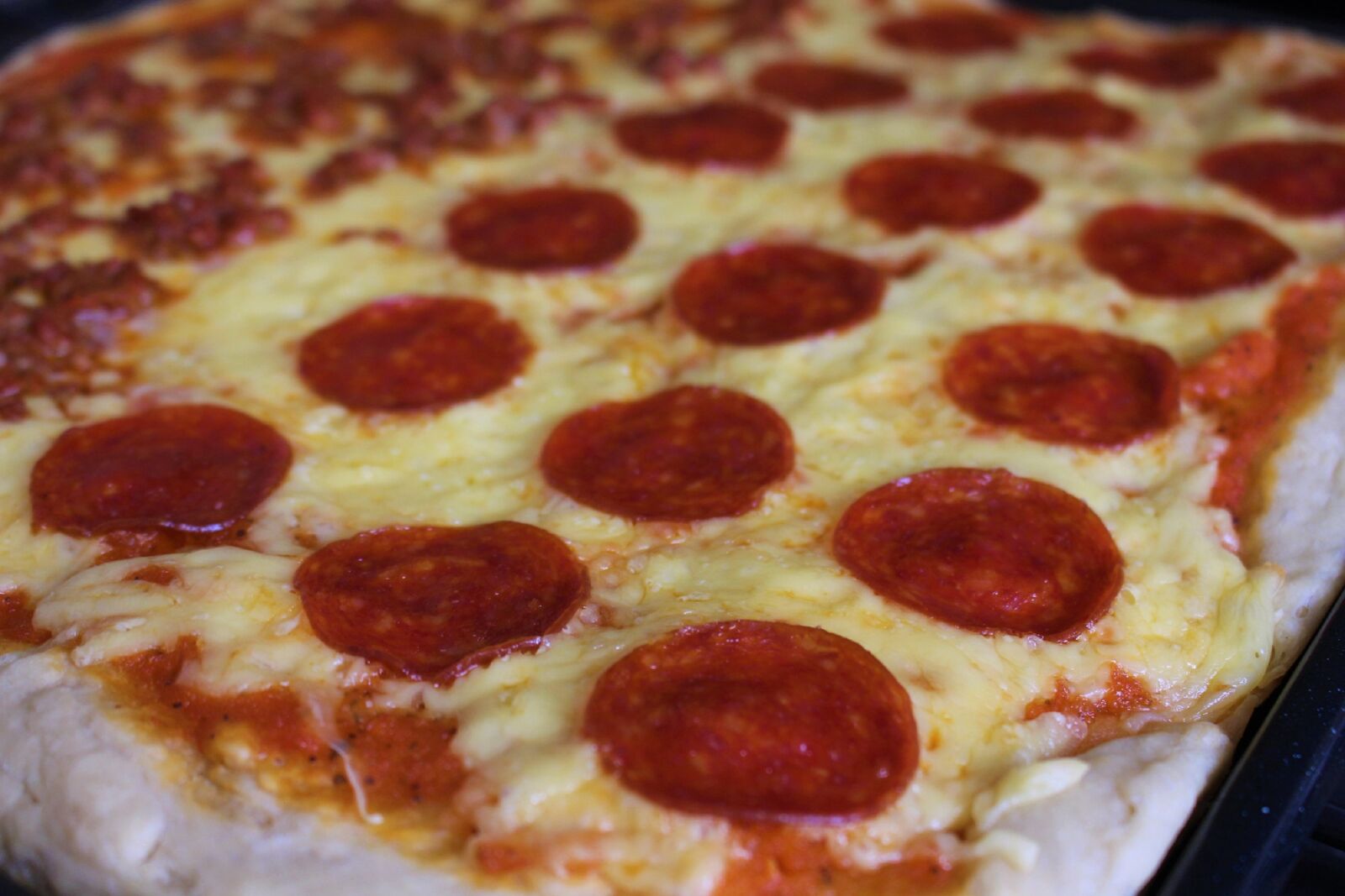 Canon EOS 700D (EOS Rebel T5i / EOS Kiss X7i) sample photo. Pizza, pepperoni, food photography