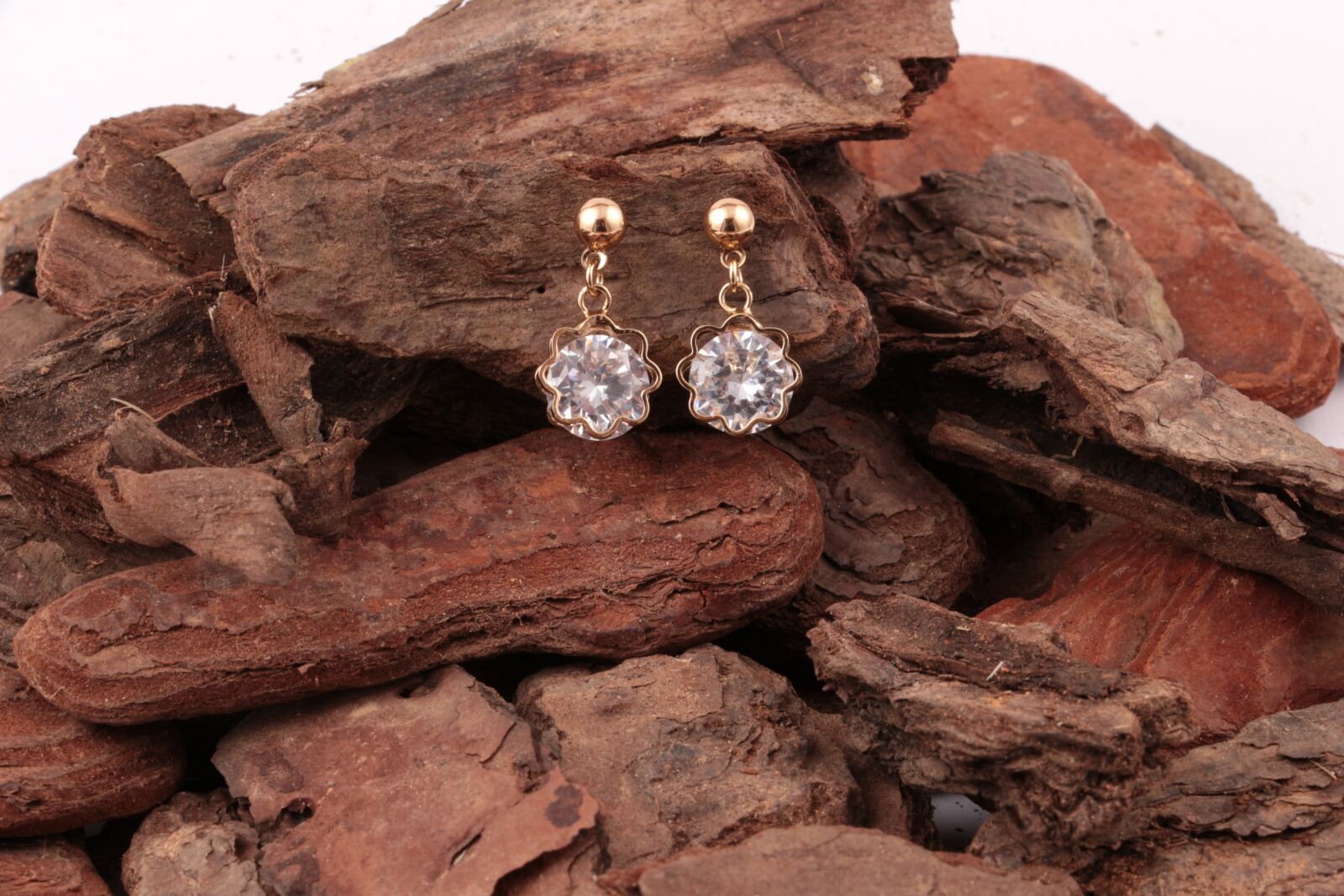 Canon EOS 700D (EOS Rebel T5i / EOS Kiss X7i) sample photo. Earring, jewel, gold photography