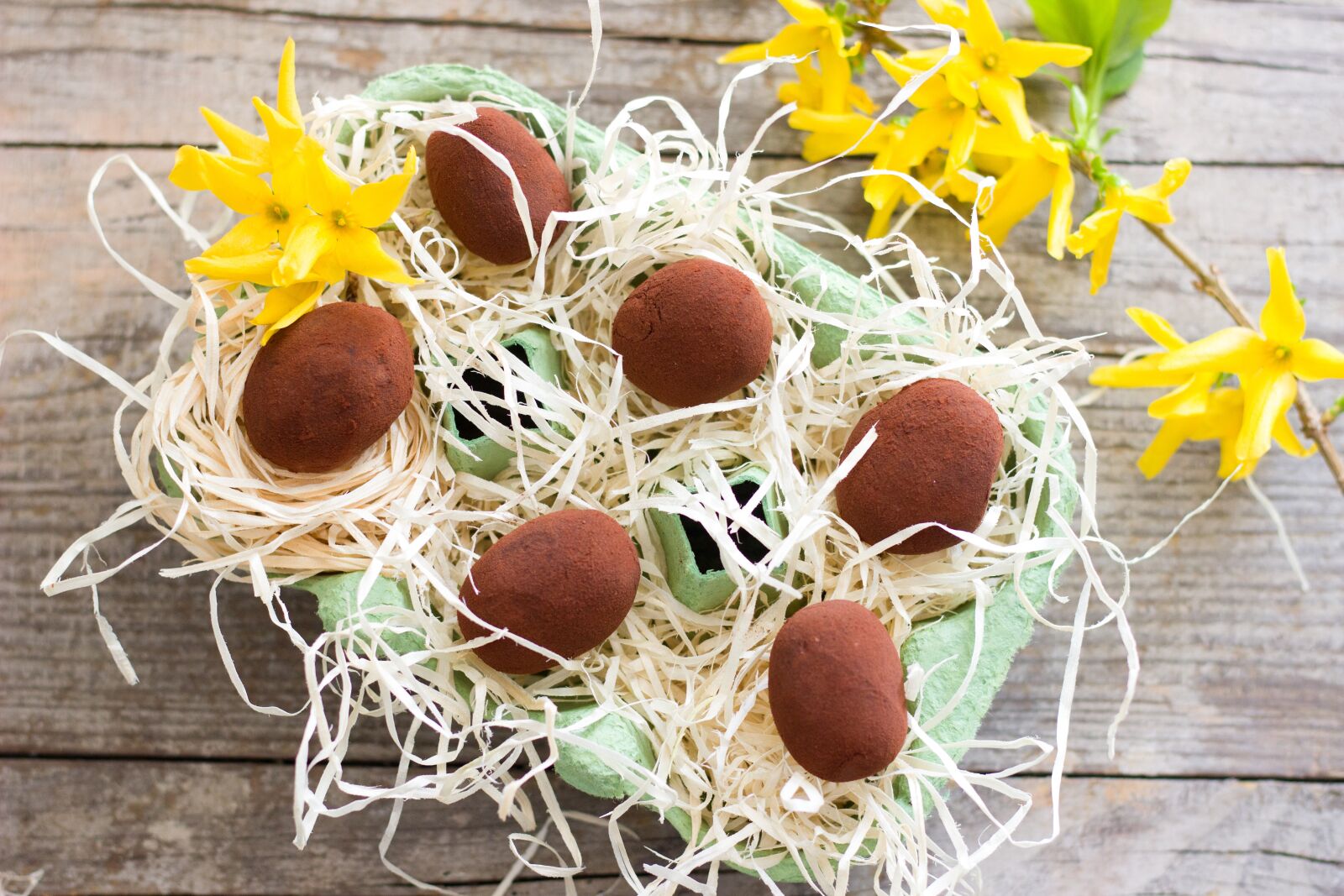 Canon EOS 600D (Rebel EOS T3i / EOS Kiss X5) + Canon EF 50mm F1.8 STM sample photo. Easter, advocaat, chocolates photography