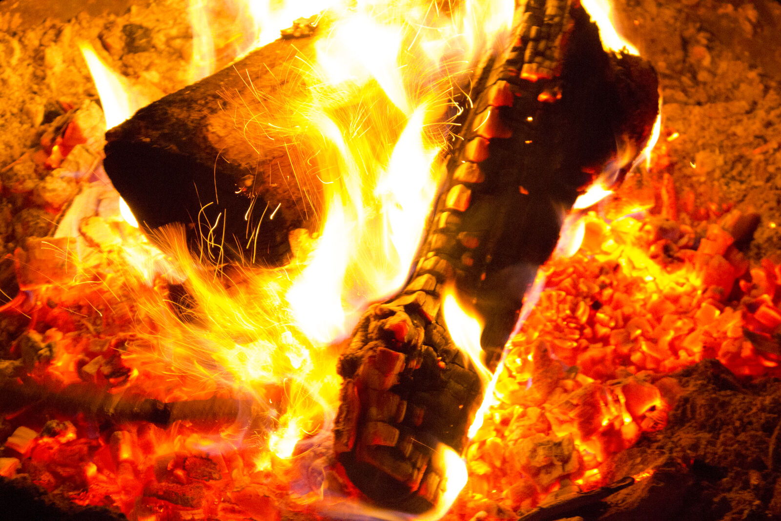 Canon EOS 550D (EOS Rebel T2i / EOS Kiss X4) sample photo. Camp, fire, fire, flames photography