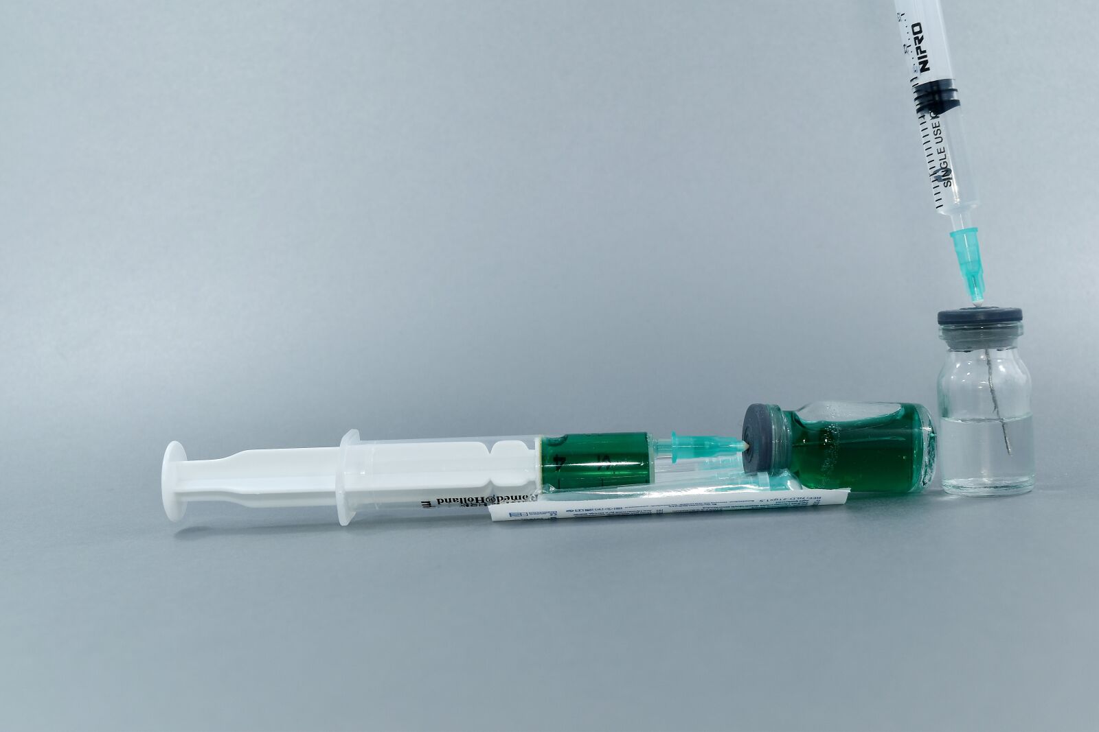 Nikon D5500 sample photo. Instrument, injection, plastic, medicine photography