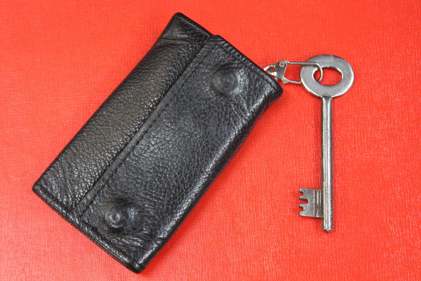 Canon EOS 700D (EOS Rebel T5i / EOS Kiss X7i) sample photo. Leather key case wallet photography