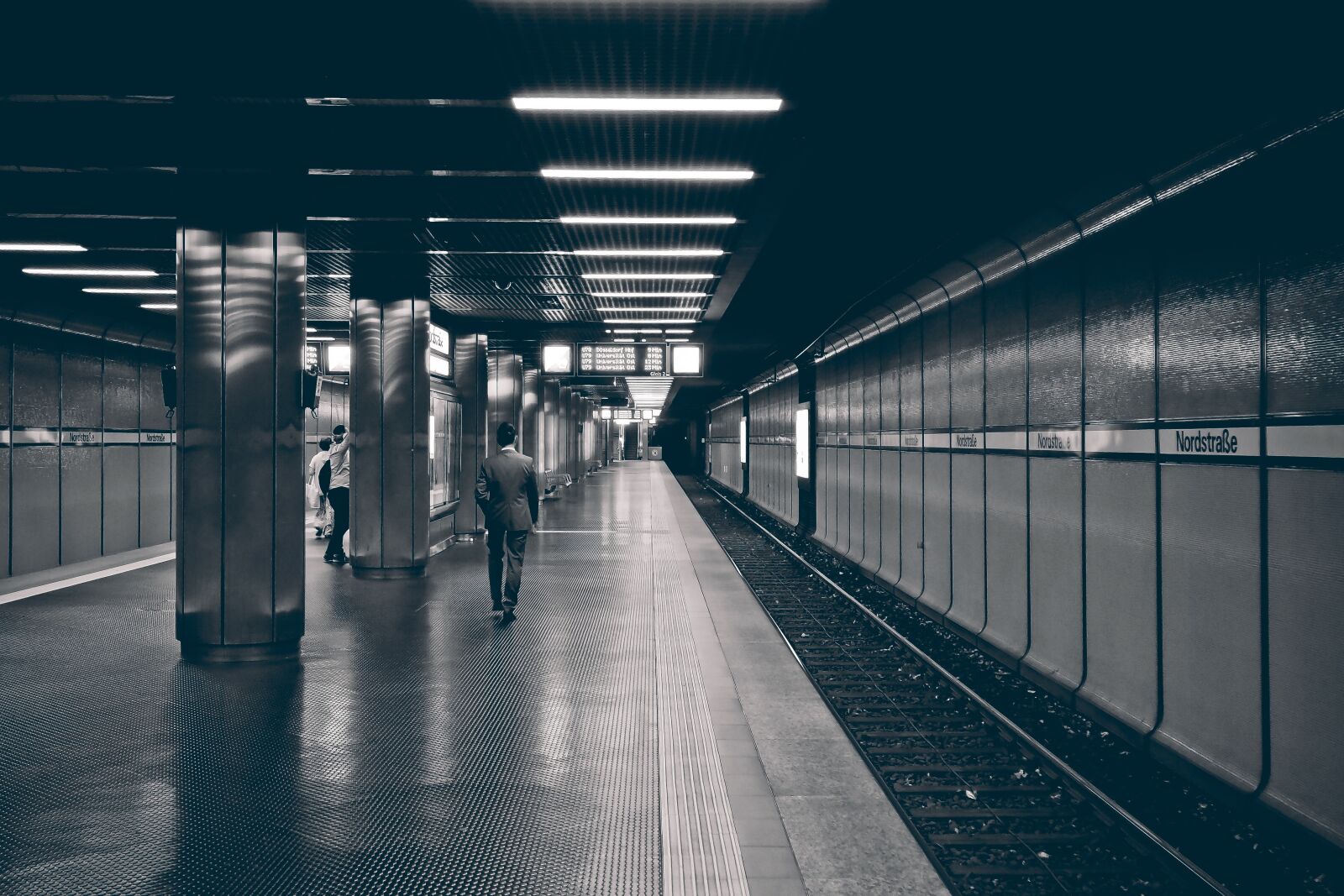 Olympus OM-D E-M10 sample photo. Metro, underground, station photography