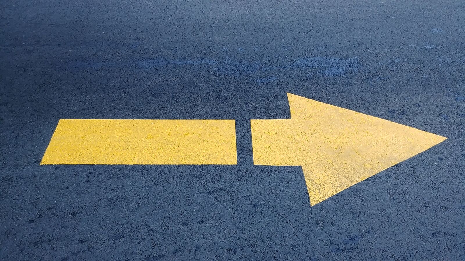 LG G6 sample photo. Signalling, pavement, arrow photography