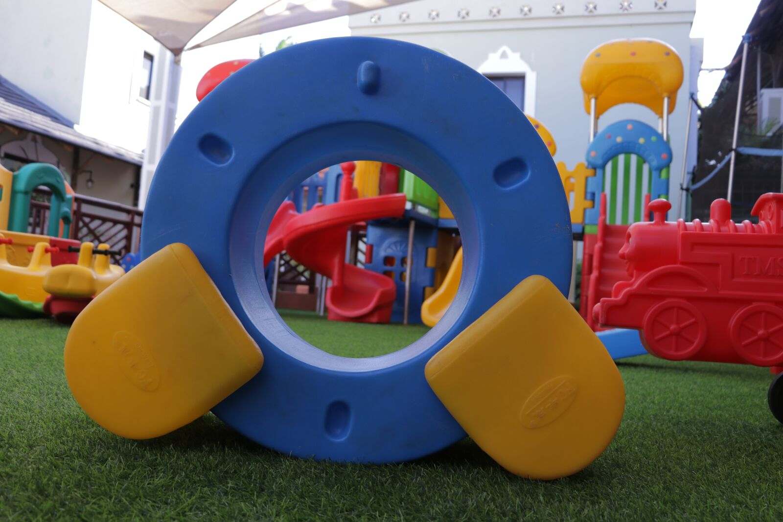 Canon EF-S 18-135mm F3.5-5.6 IS USM sample photo. Toys, kids toys, event photography