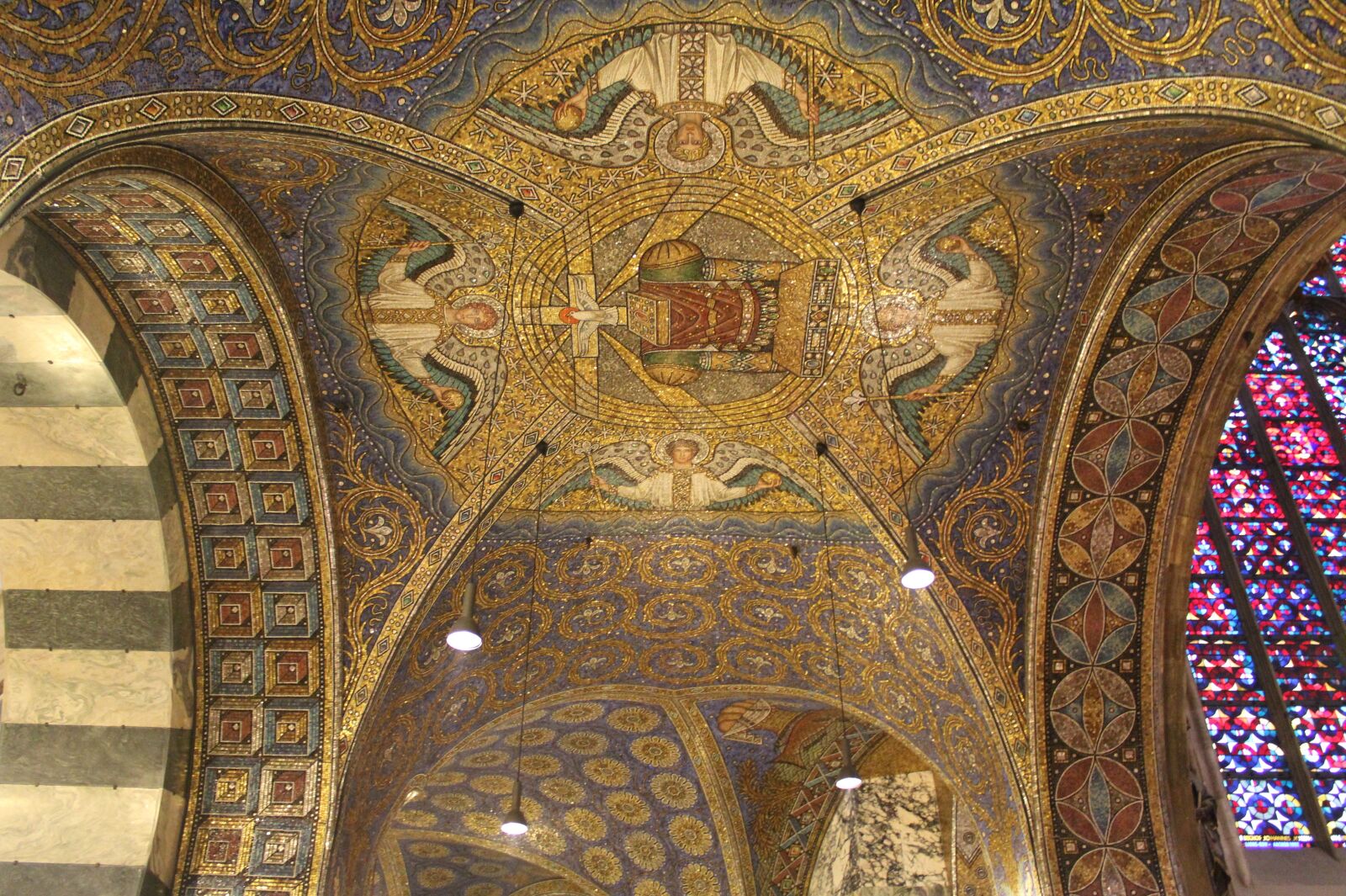 Canon EOS 600D (Rebel EOS T3i / EOS Kiss X5) sample photo. Ceiling, church, architecture photography