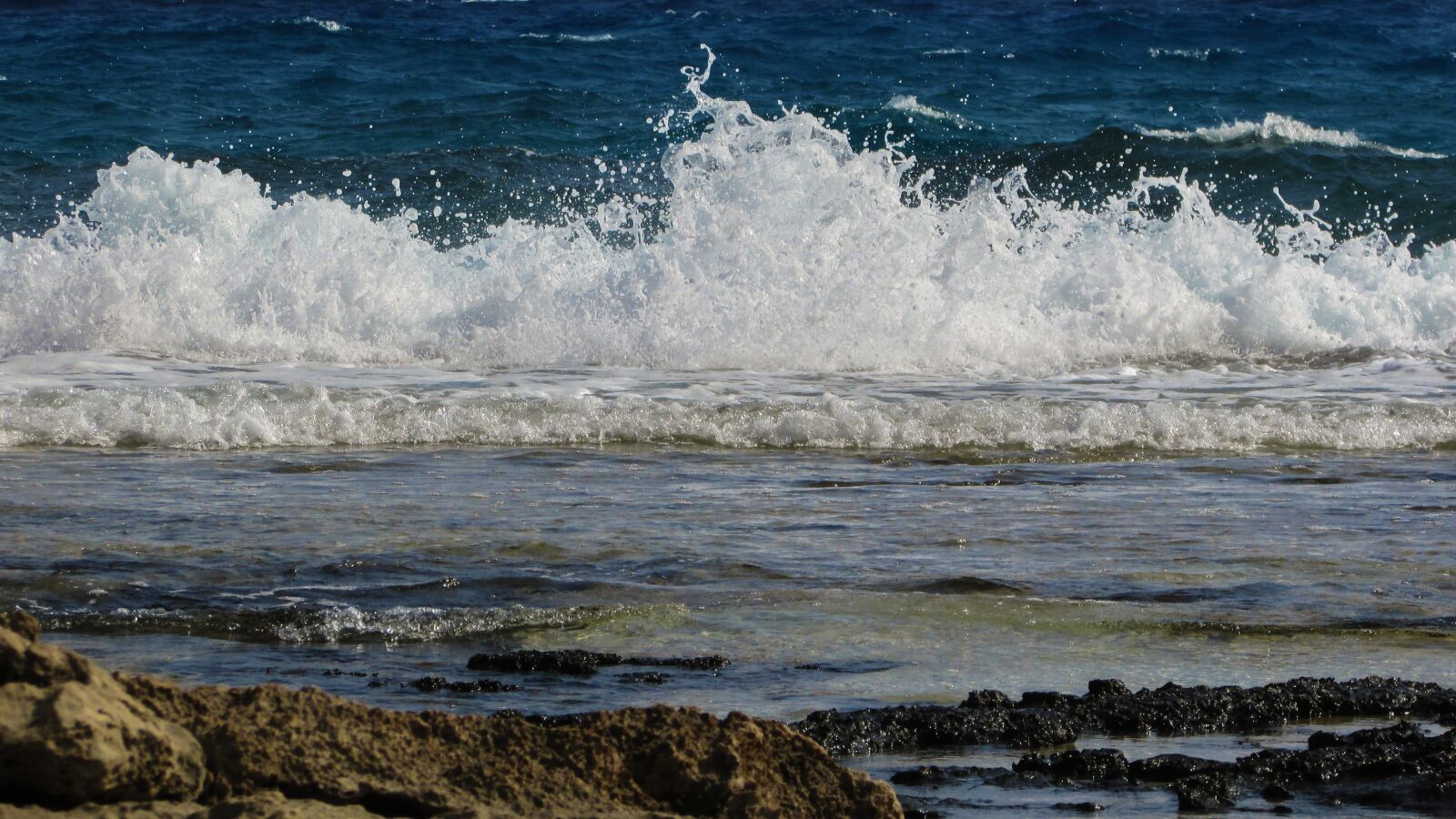 Canon PowerShot SX400 IS sample photo. Wave, smashing, sea photography