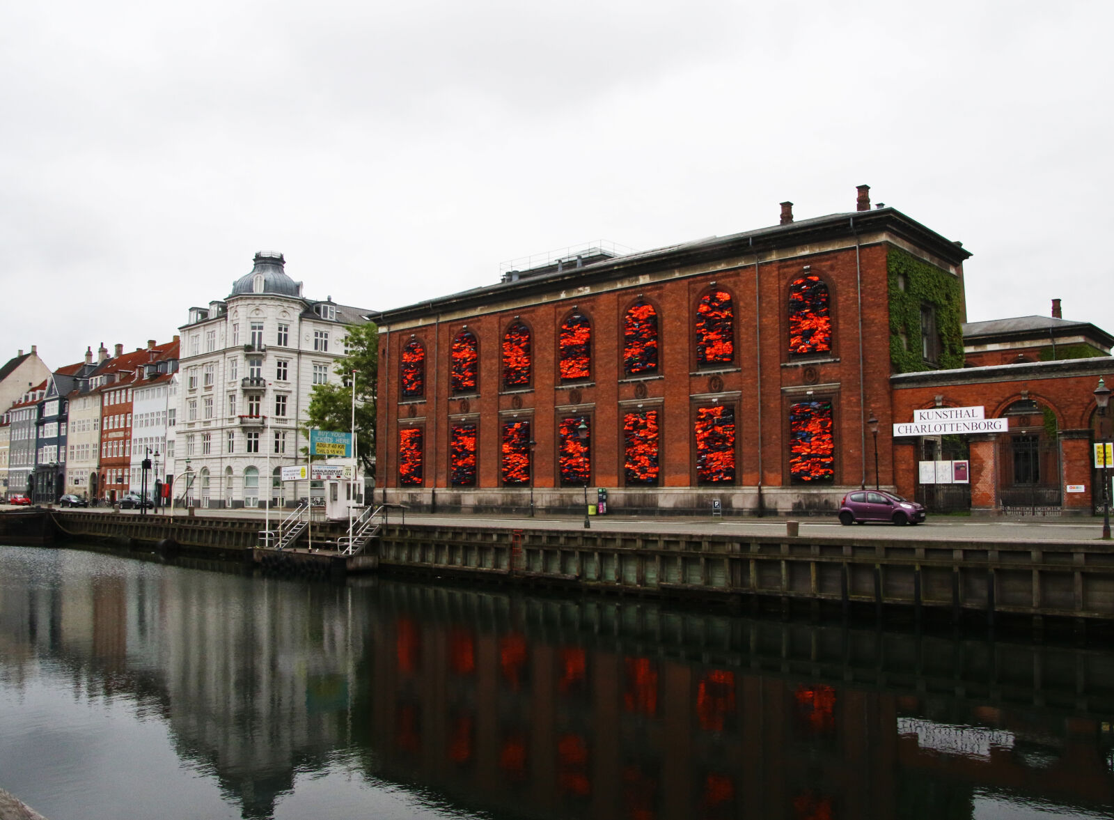 Canon EOS 7D Mark II sample photo. Boat, buildings, city, cold photography