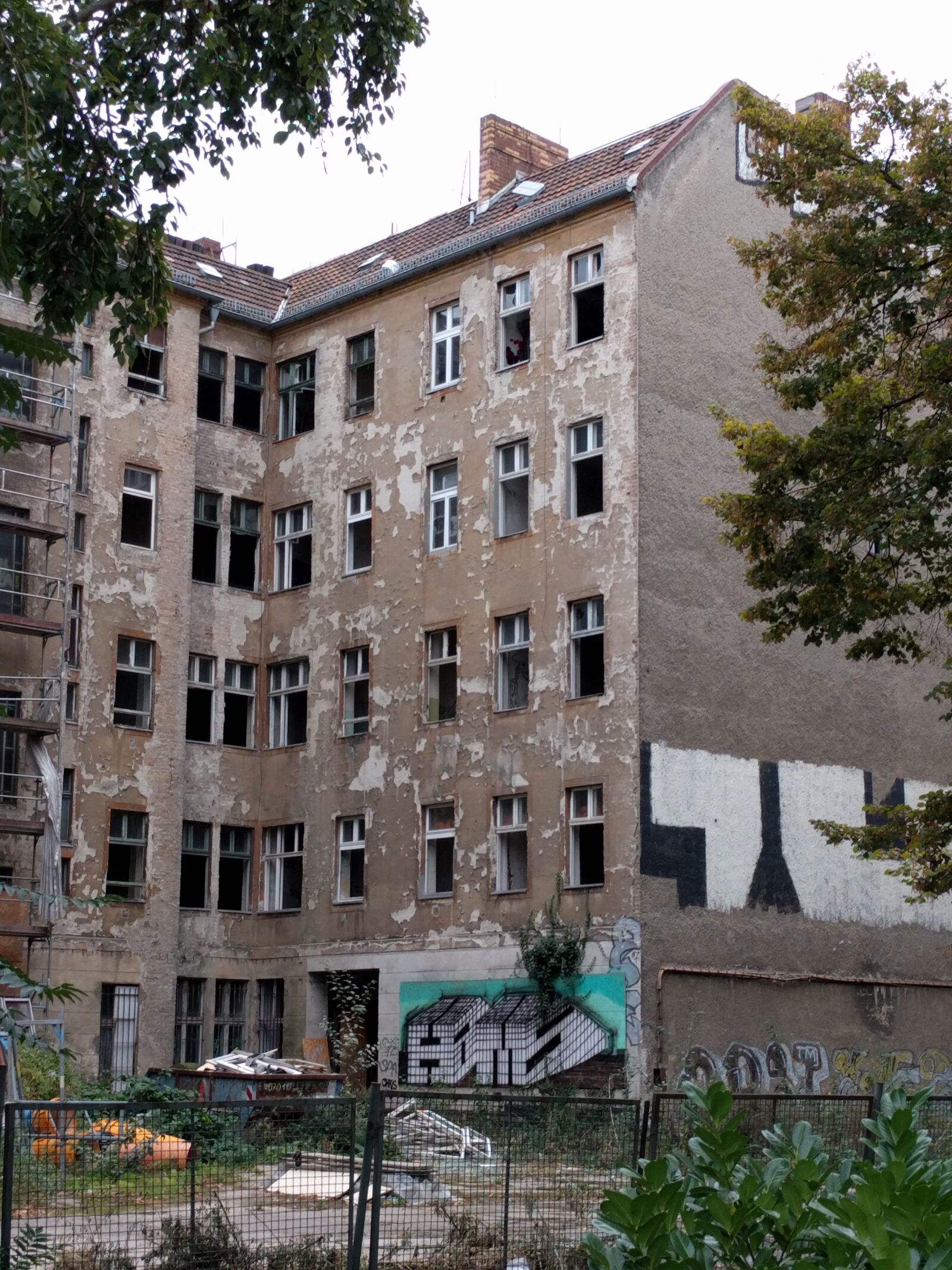 LG Nexus 5X sample photo. Ruin, berlin, bauruine photography