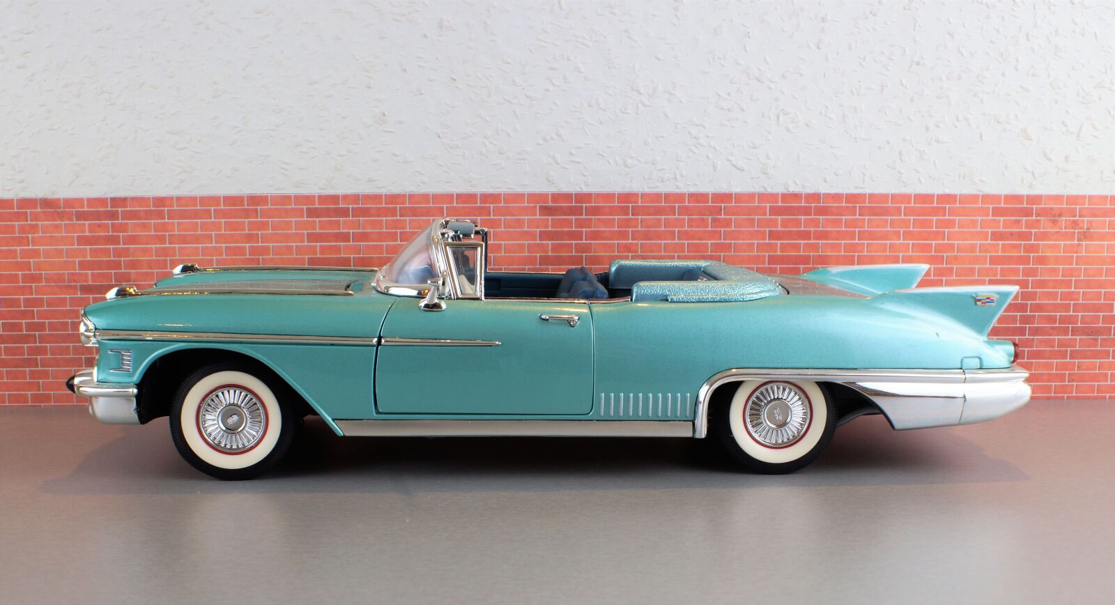 Sony DT 18-70mm F3.5-5.6 sample photo. Model car, cadillac, cadillac photography