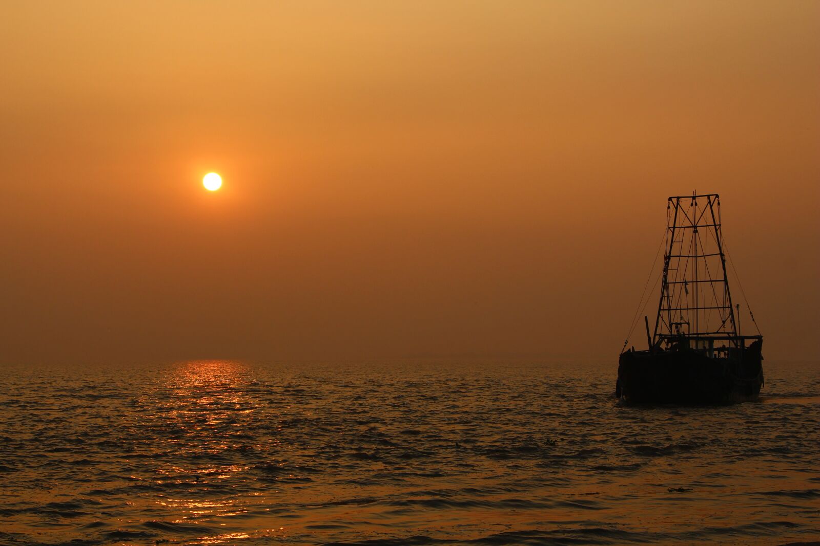 Canon EOS 700D (EOS Rebel T5i / EOS Kiss X7i) sample photo. Sunrise, sea, lonely photography