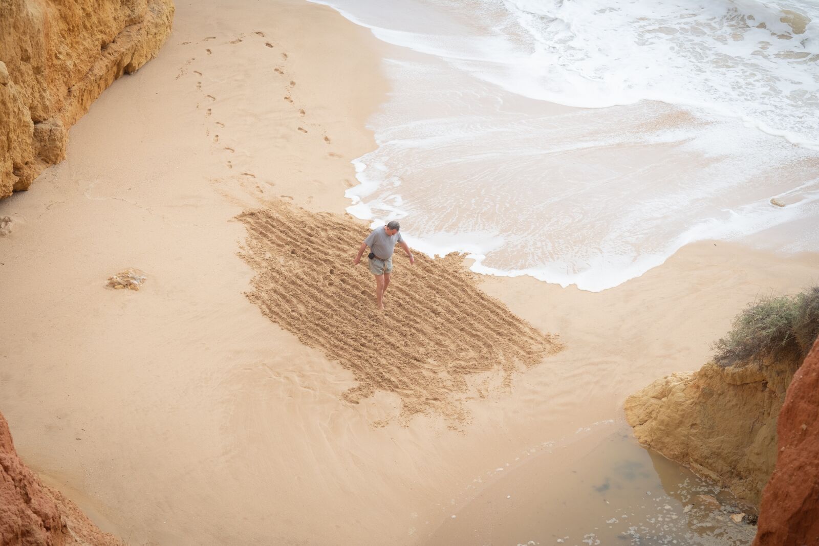 Fujifilm X-T2 + Fujifilm XF 56mm F1.2 R sample photo. Man, sand, pattern photography