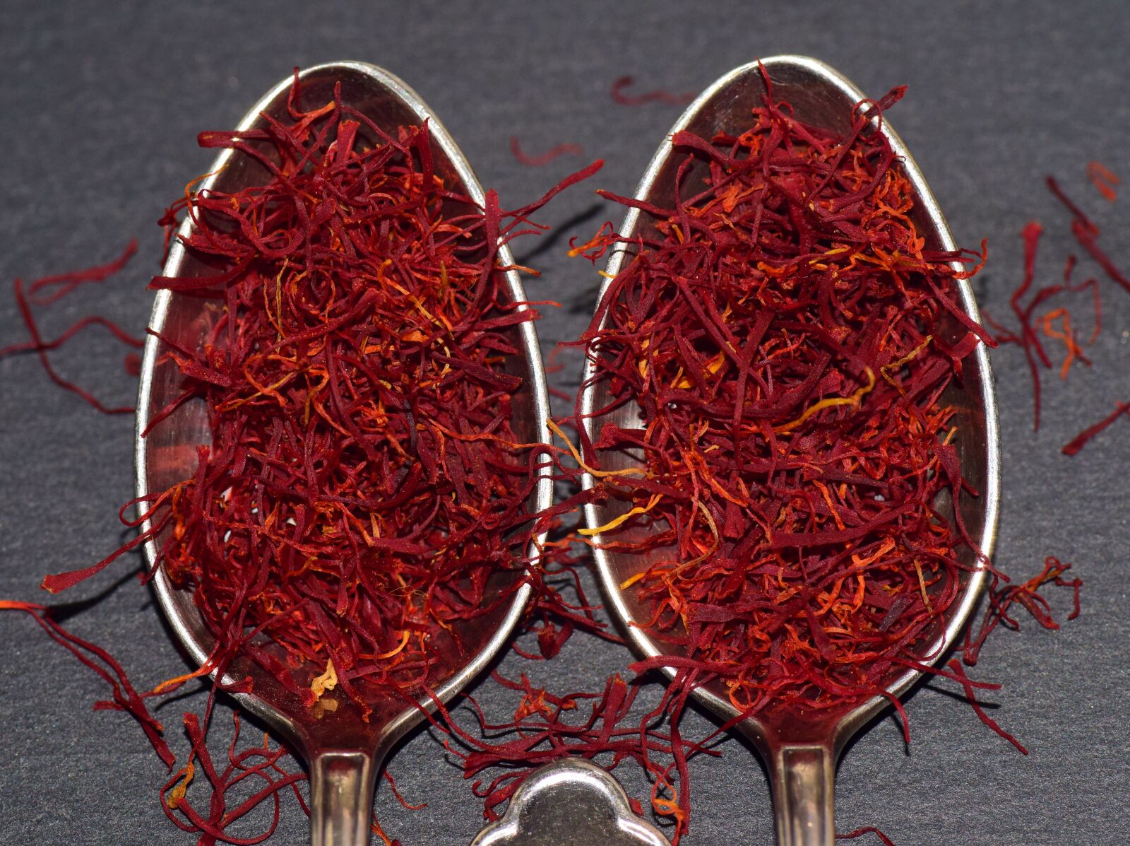 Nikon D3300 sample photo. Saffron, saffron strands, kitchen photography