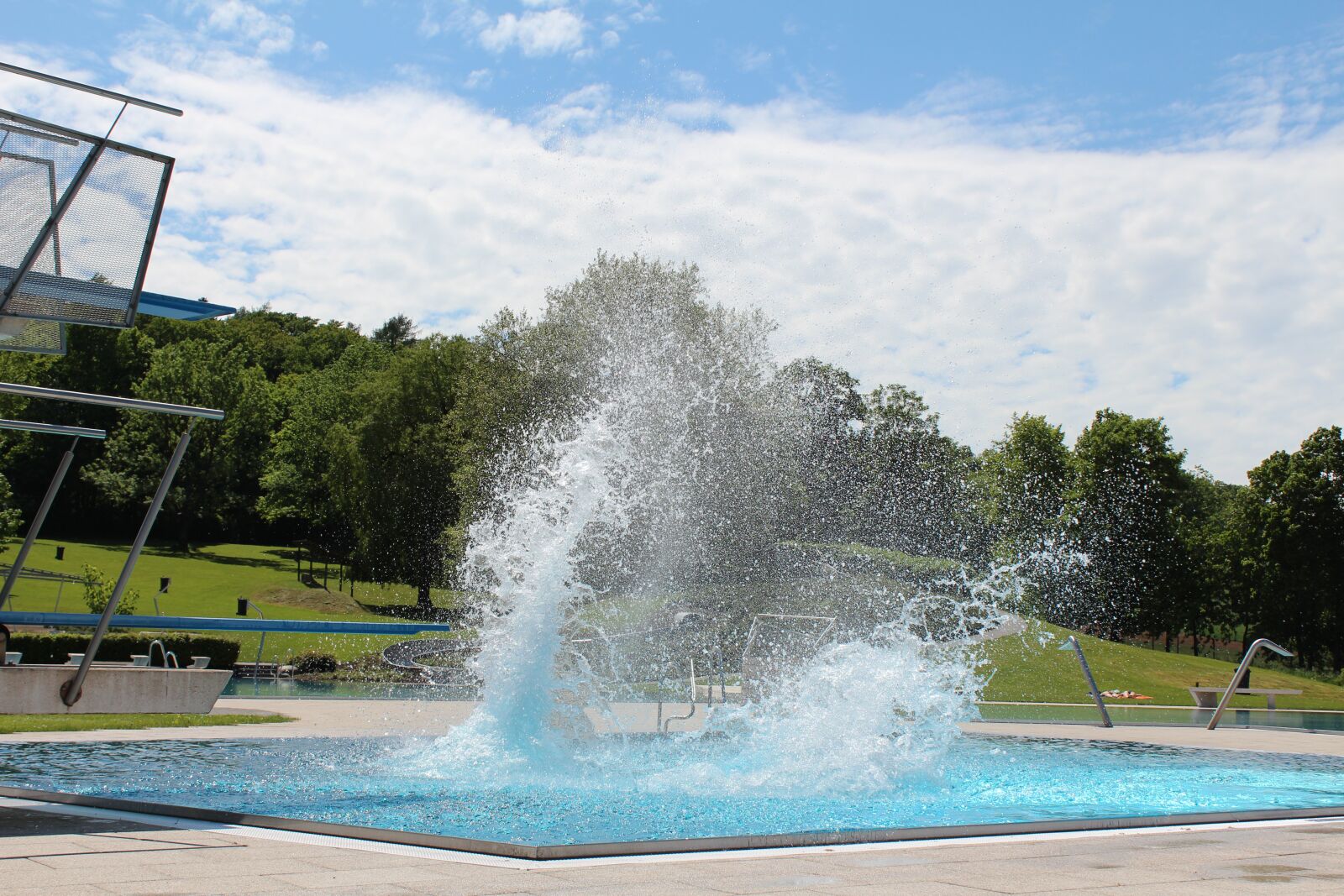 Canon EOS 650D (EOS Rebel T4i / EOS Kiss X6i) sample photo. Outdoor pool, jump, plunge photography