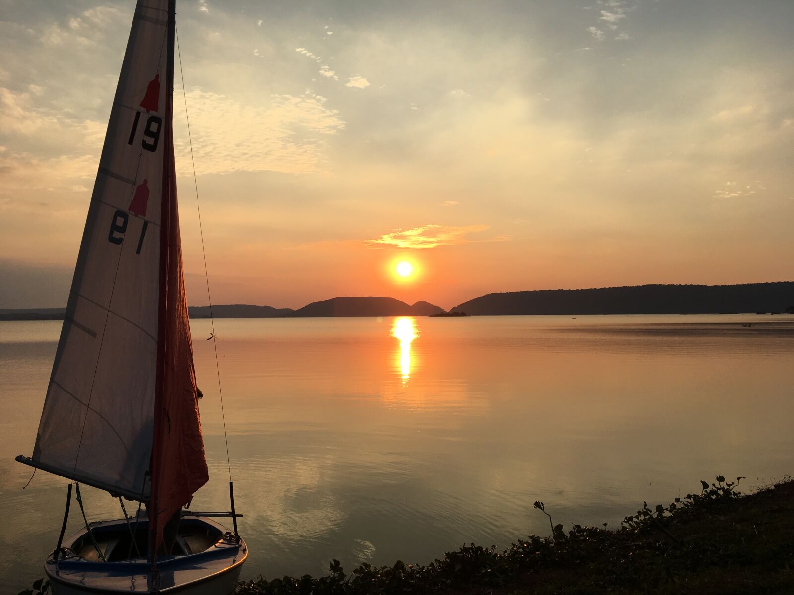 Apple iPhone SE sample photo. Lake, reflection, sail, sailboat photography