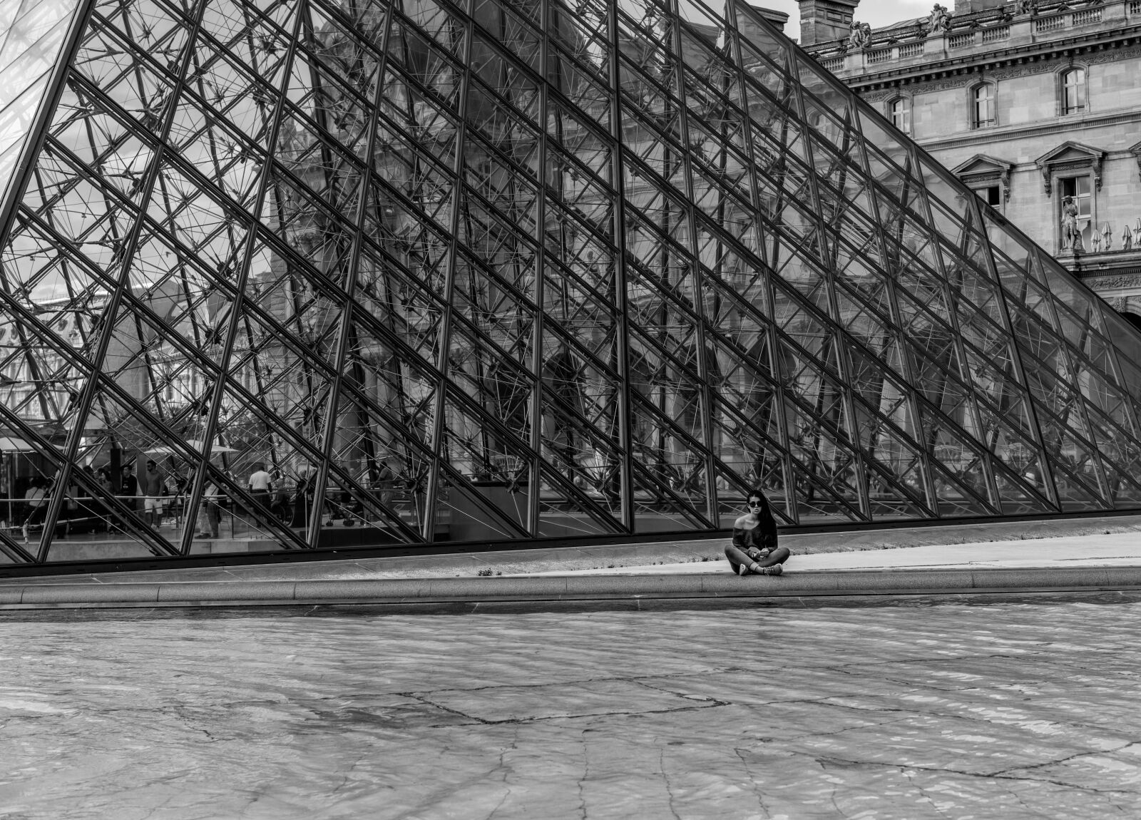 Nikon D600 sample photo. Pyramid, louvre, woman photography