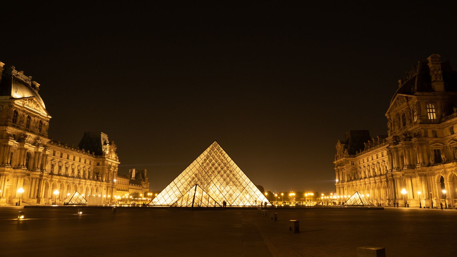 Olympus OM-D E-M5 II + Olympus M.Zuiko Digital ED 12-40mm F2.8 Pro sample photo. France, paris, night photography