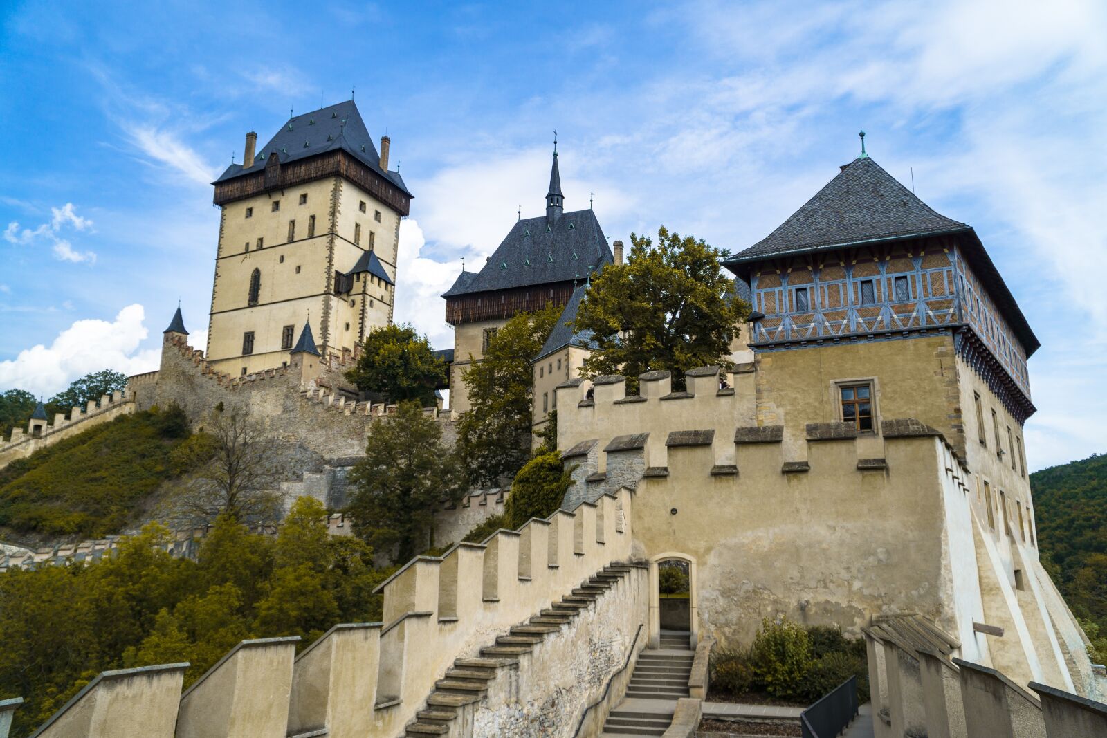 Sony a6000 + Sony E PZ 18-105mm F4 G OSS sample photo. Castle, karlstejn, the walls photography