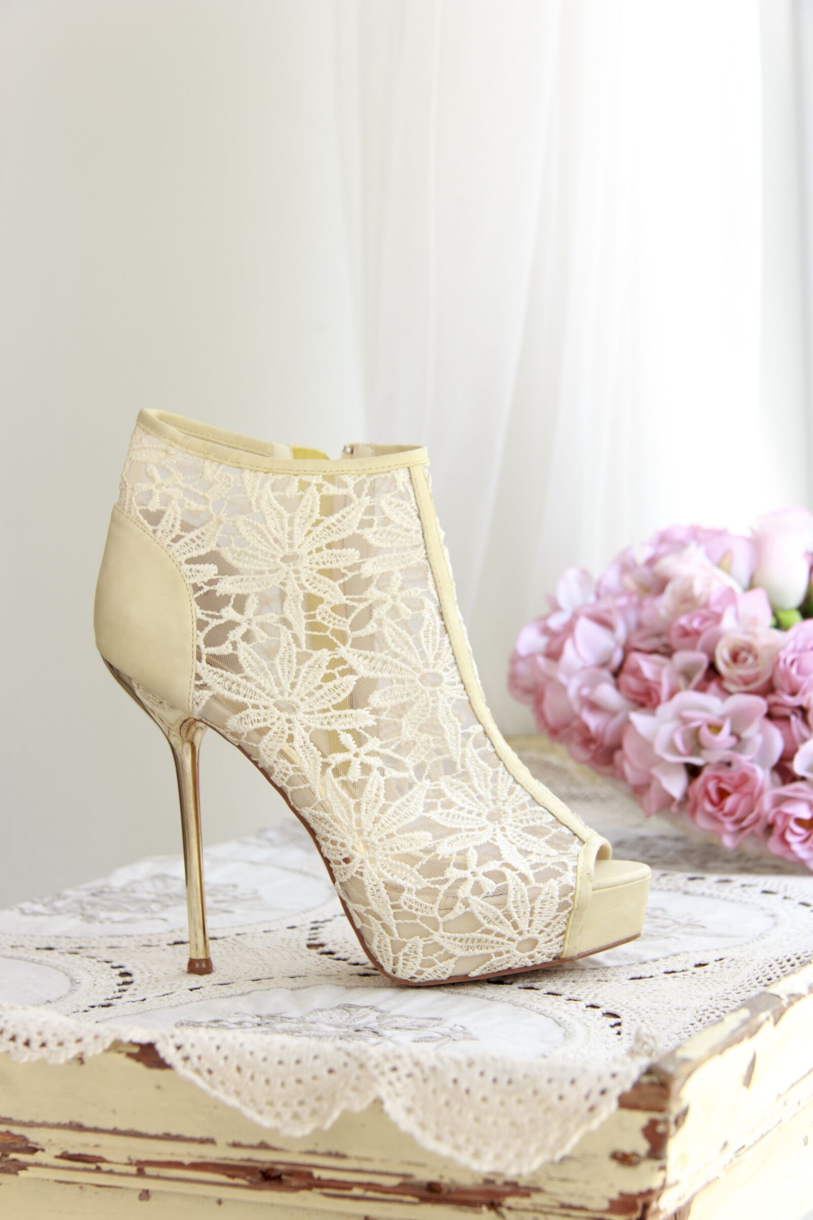 Canon EF-S 17-85mm F4-5.6 IS USM sample photo. High heels, fashion, white photography