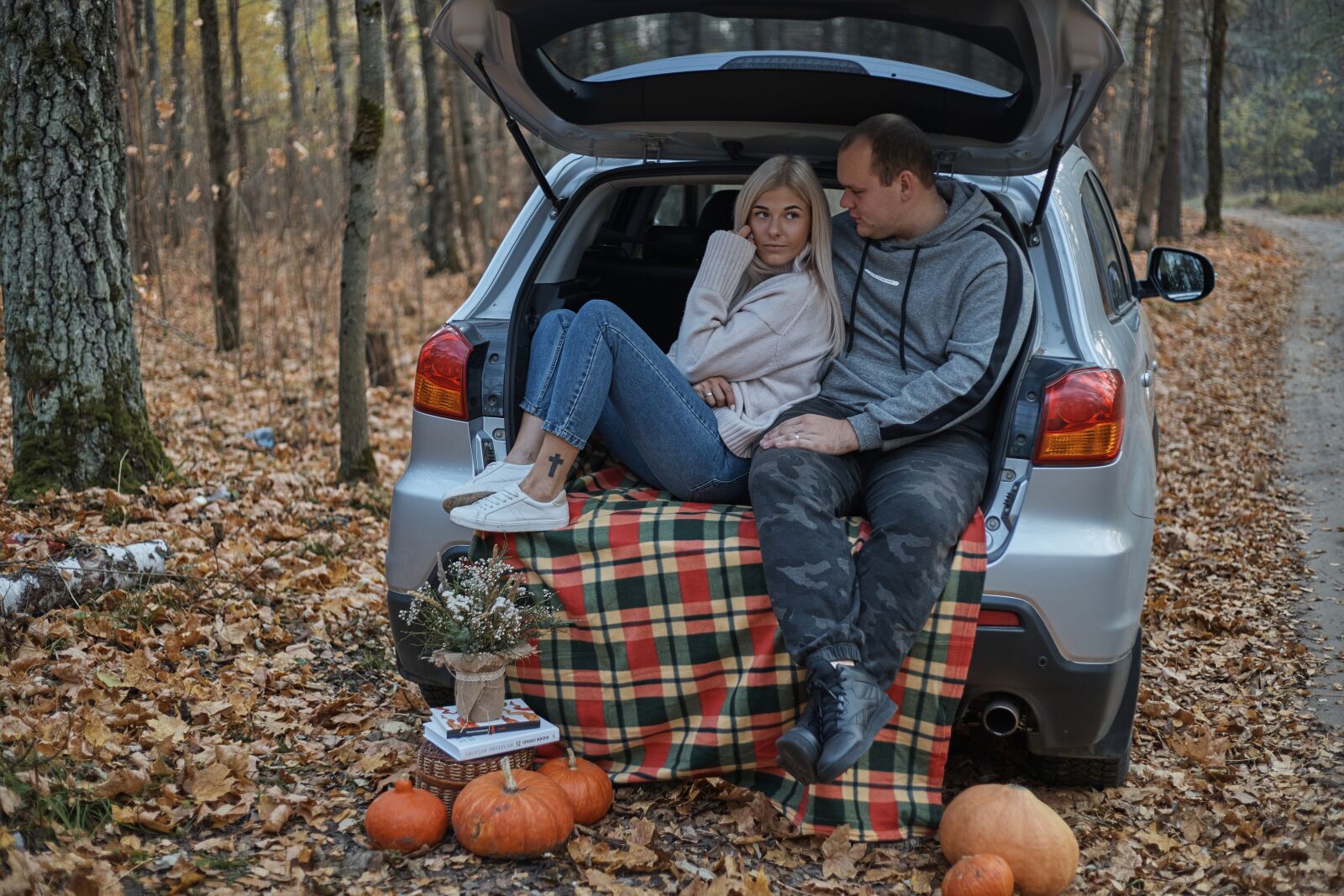 Canon EOS 6D Mark II sample photo. Sweethearts, couple, autumn photography