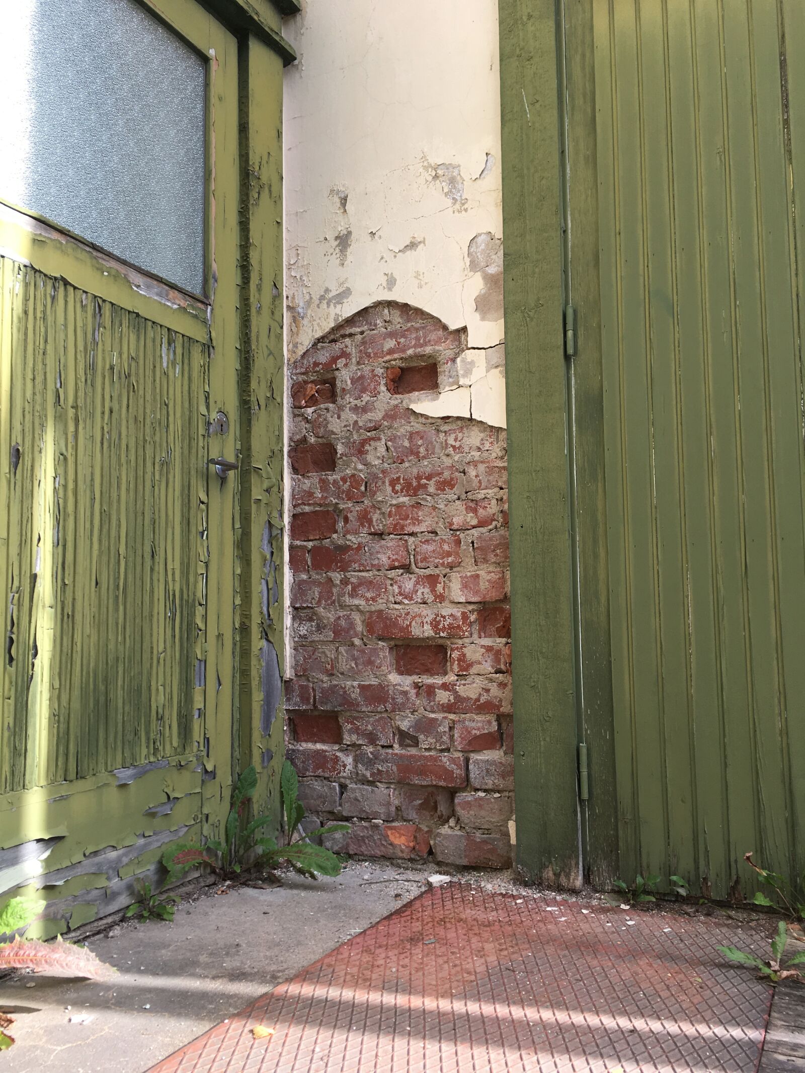 iPhone SE back camera 4.15mm f/2.2 sample photo. Old bricks, door, peeling photography