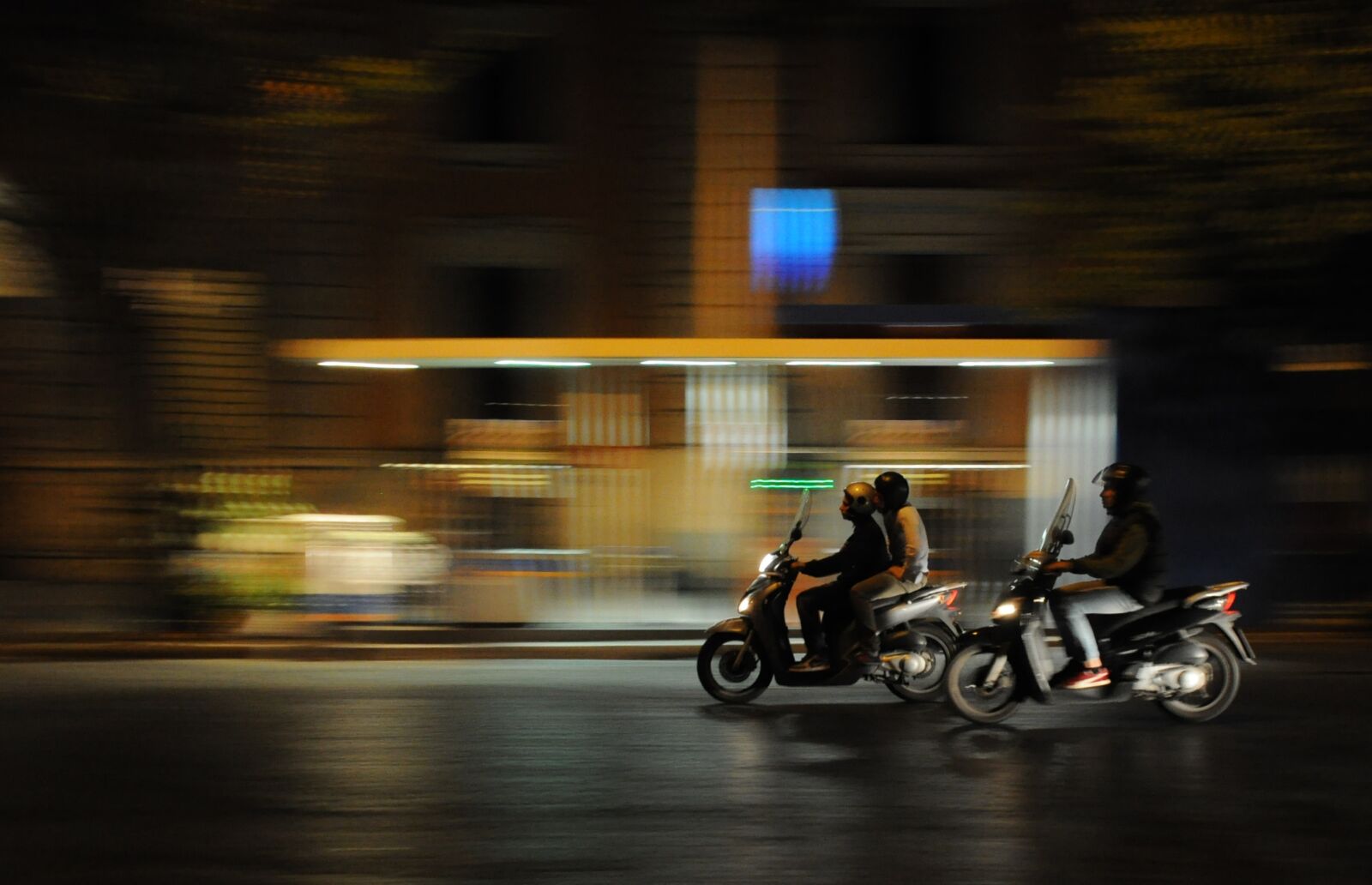 Nikon D5000 sample photo. City, traffic, vehicles, people photography