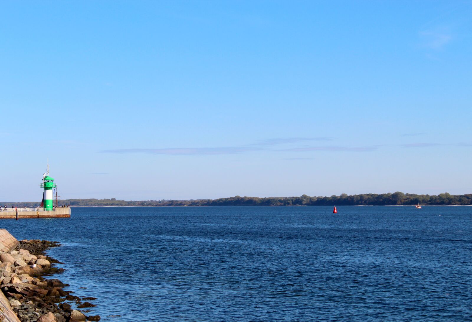 Canon EOS 1300D (EOS Rebel T6 / EOS Kiss X80) sample photo. Travem nde, lighthouse, baltic photography