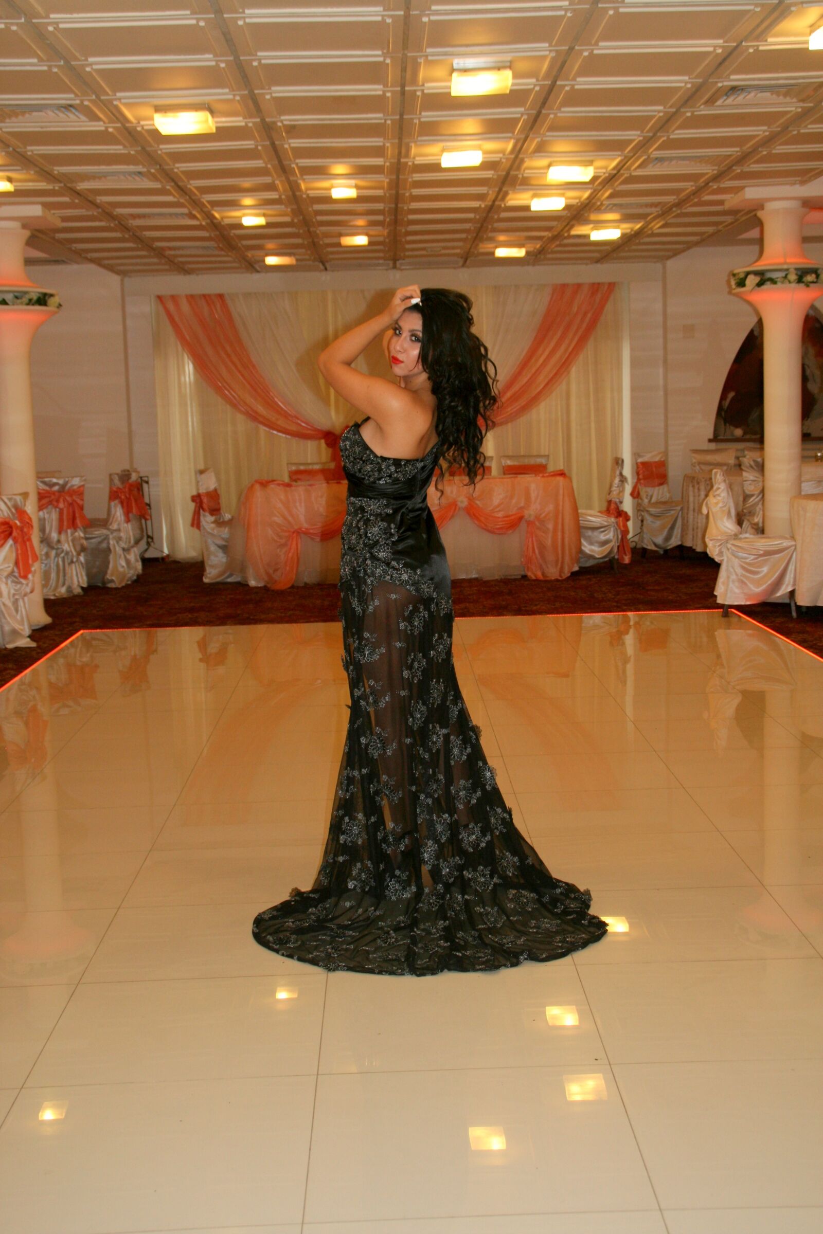 Canon EOS 400D (EOS Digital Rebel XTi / EOS Kiss Digital X) sample photo. Girl, dress, black photography