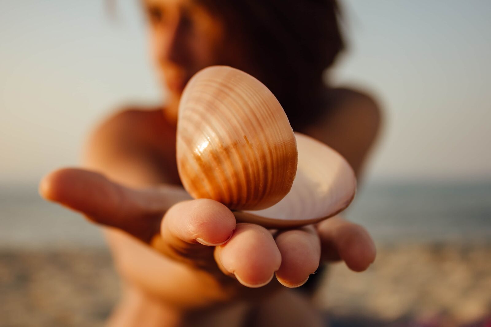 Canon EF-S 18-55mm F3.5-5.6 IS sample photo. Seashell, gorgeous, pretty girl photography