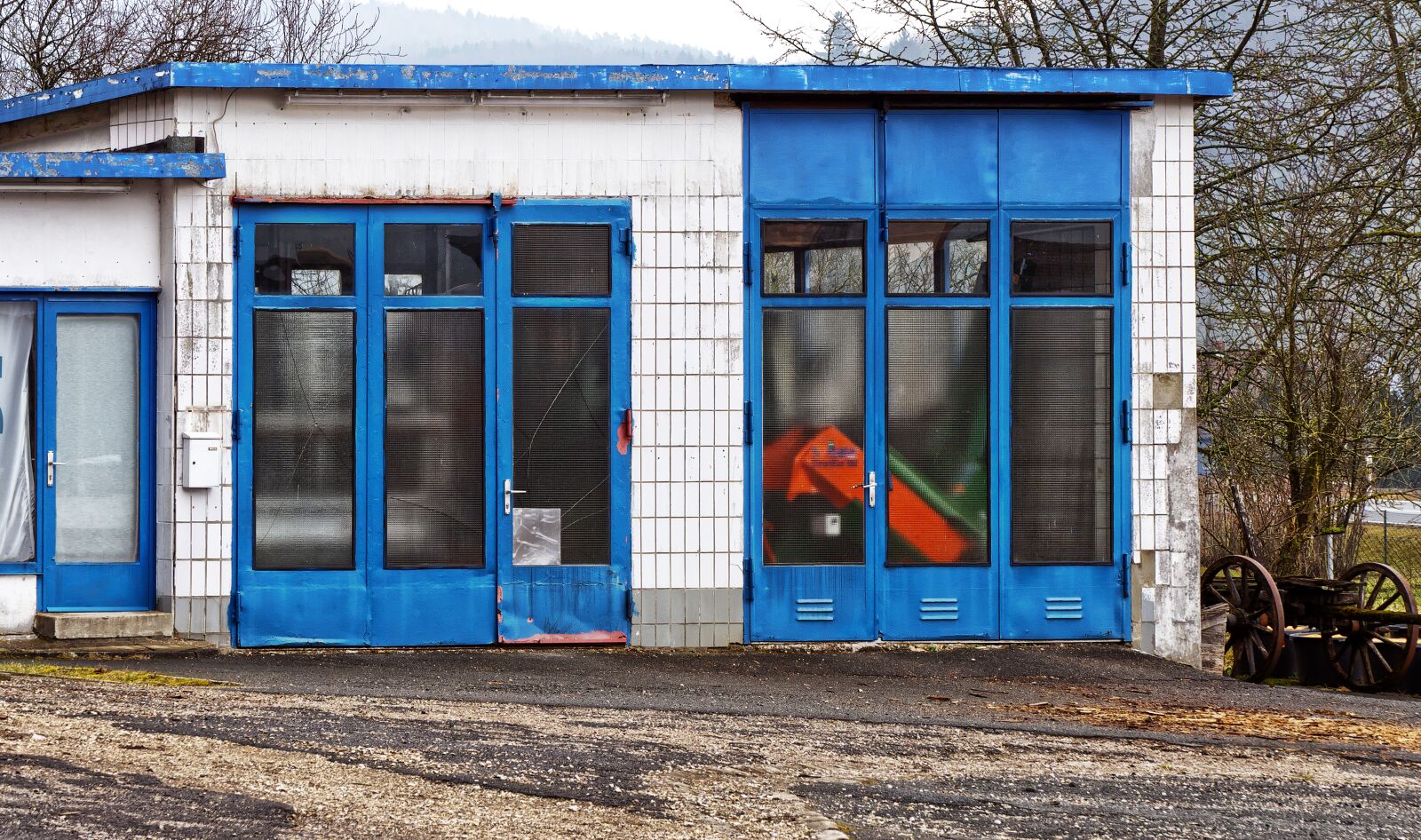 Panasonic Lumix DMC-FZ1000 sample photo. Old gas station, garage photography
