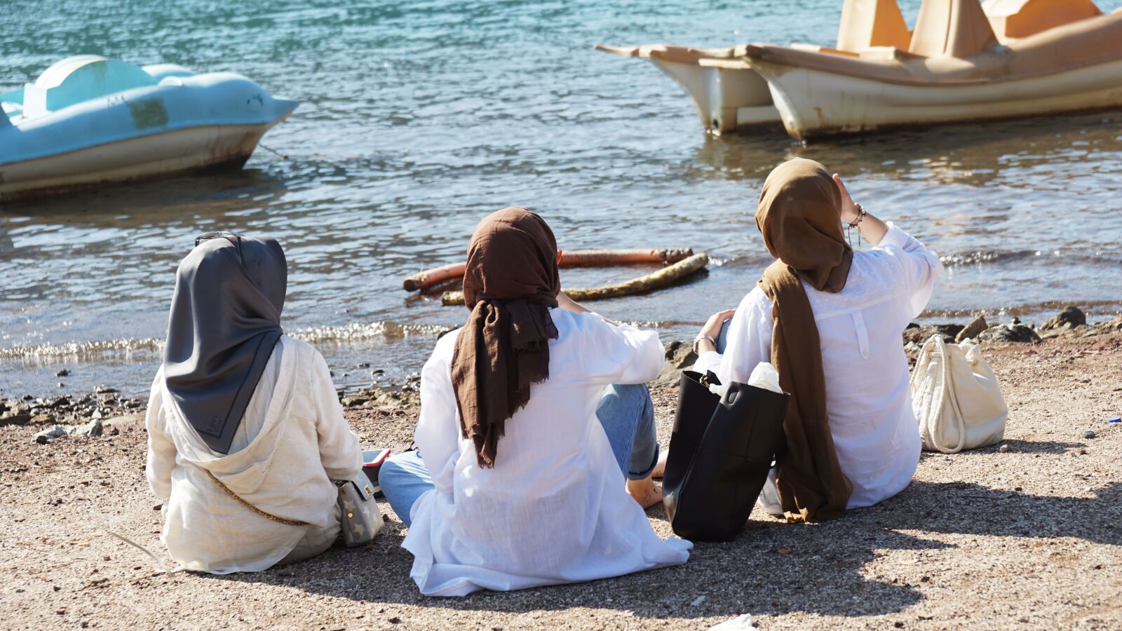 Sony a6000 + Sony Vario-Tessar T* E 16-70mm F4 ZA OSS sample photo. Women, beach, sea photography
