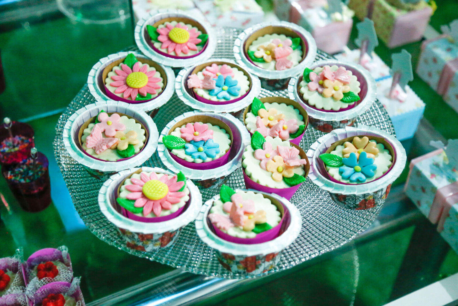 Canon EF 24-105mm F4L IS USM sample photo. Birthday, cake, cakes, candy photography