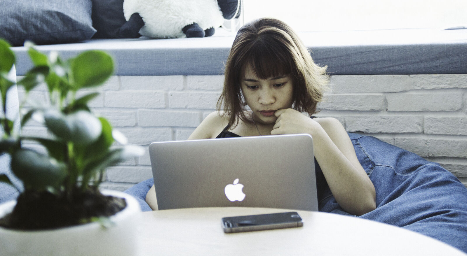 Canon EF-S 17-55mm F2.8 IS USM sample photo. Woman, laptop, macbook, pro photography