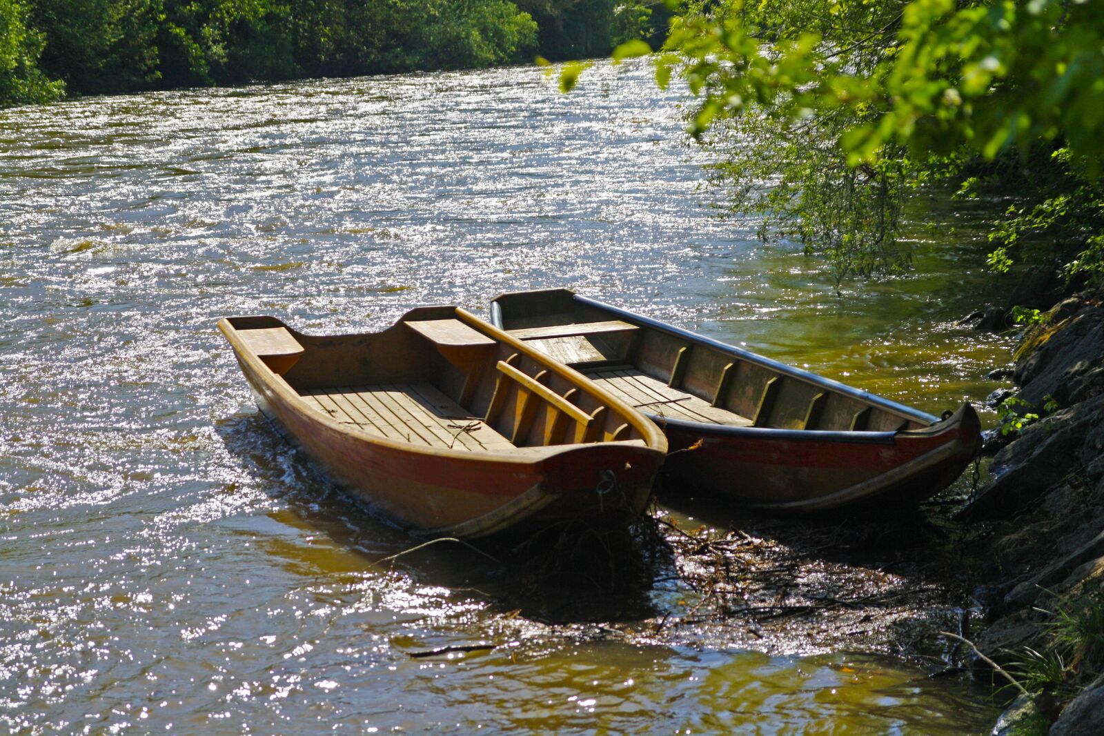 Canon EOS 1000D (EOS Digital Rebel XS / EOS Kiss F) sample photo. Boat, lifeboat, graz photography