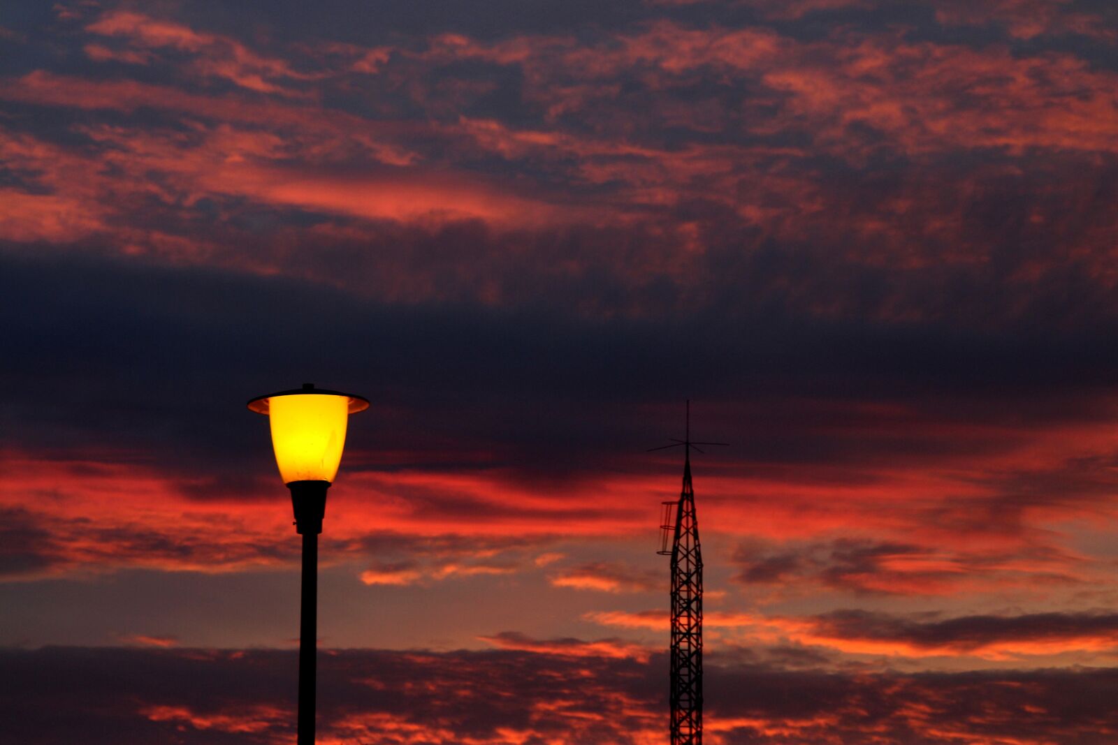 Canon EOS 700D (EOS Rebel T5i / EOS Kiss X7i) sample photo. Sunrise, lantern, sky photography