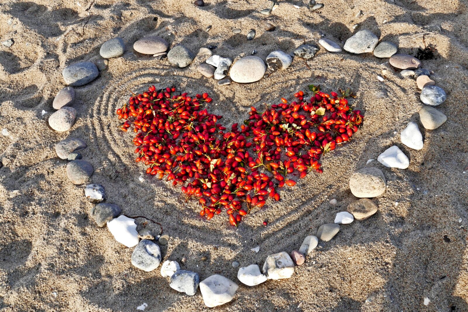 Panasonic Lumix DMC-FZ1000 sample photo. Heart, sand, stones photography