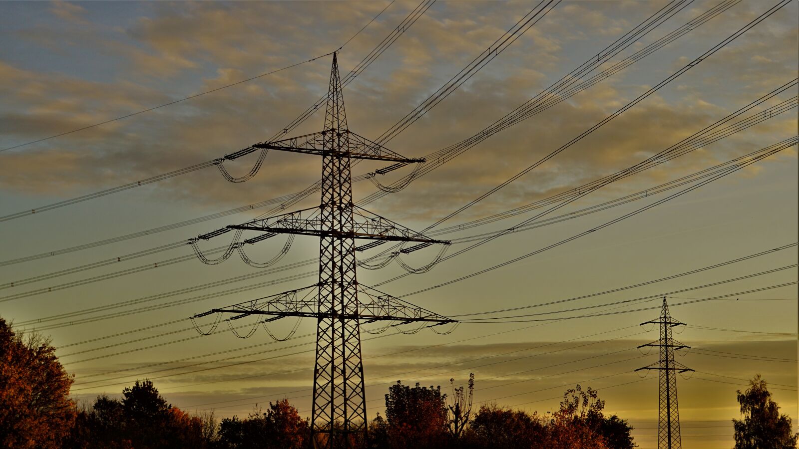 Sony FE 50mm F1.8 sample photo. Background, autumn, pylon photography