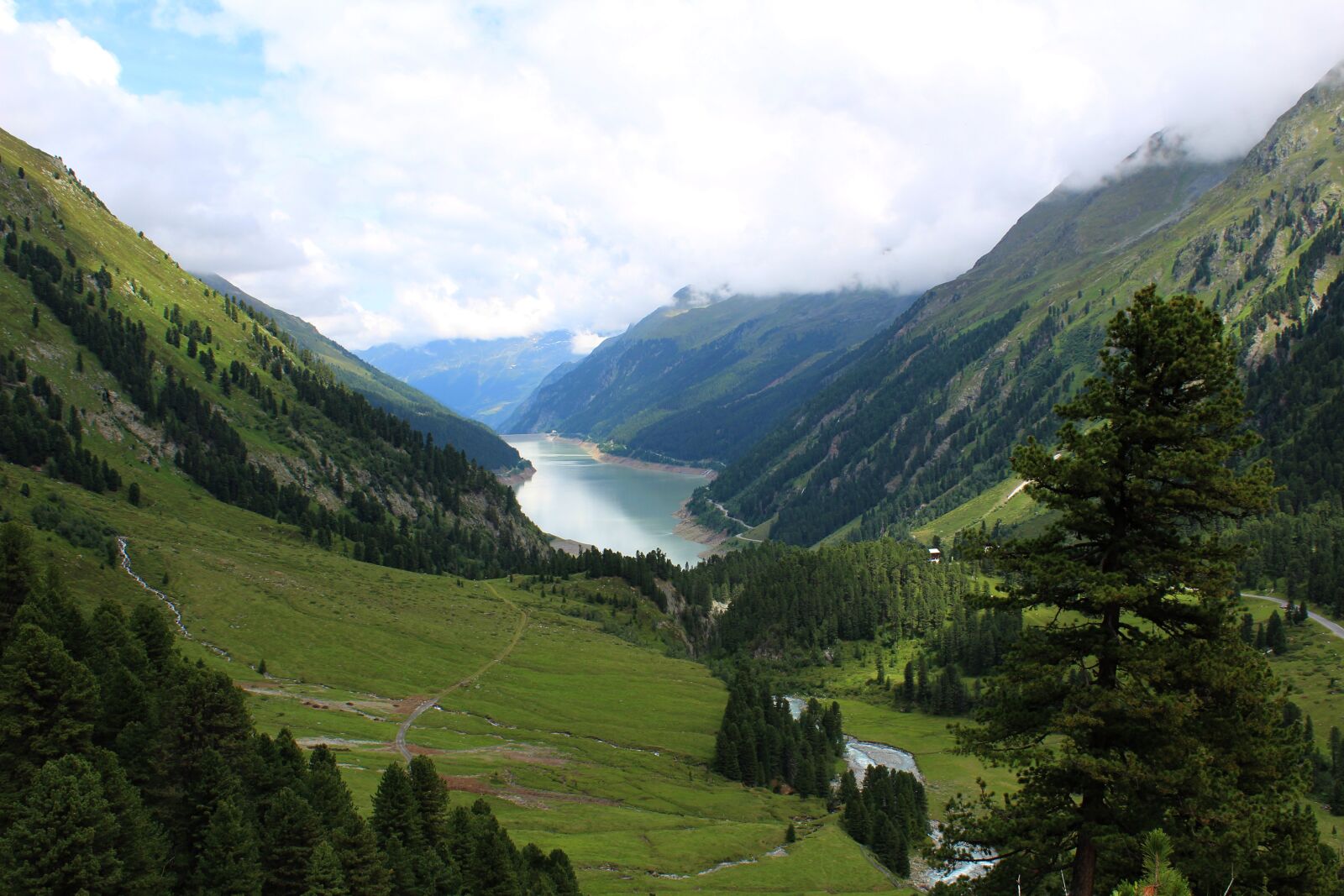 Canon EOS 1200D (EOS Rebel T5 / EOS Kiss X70 / EOS Hi) sample photo. Mountains, landscape, valley photography