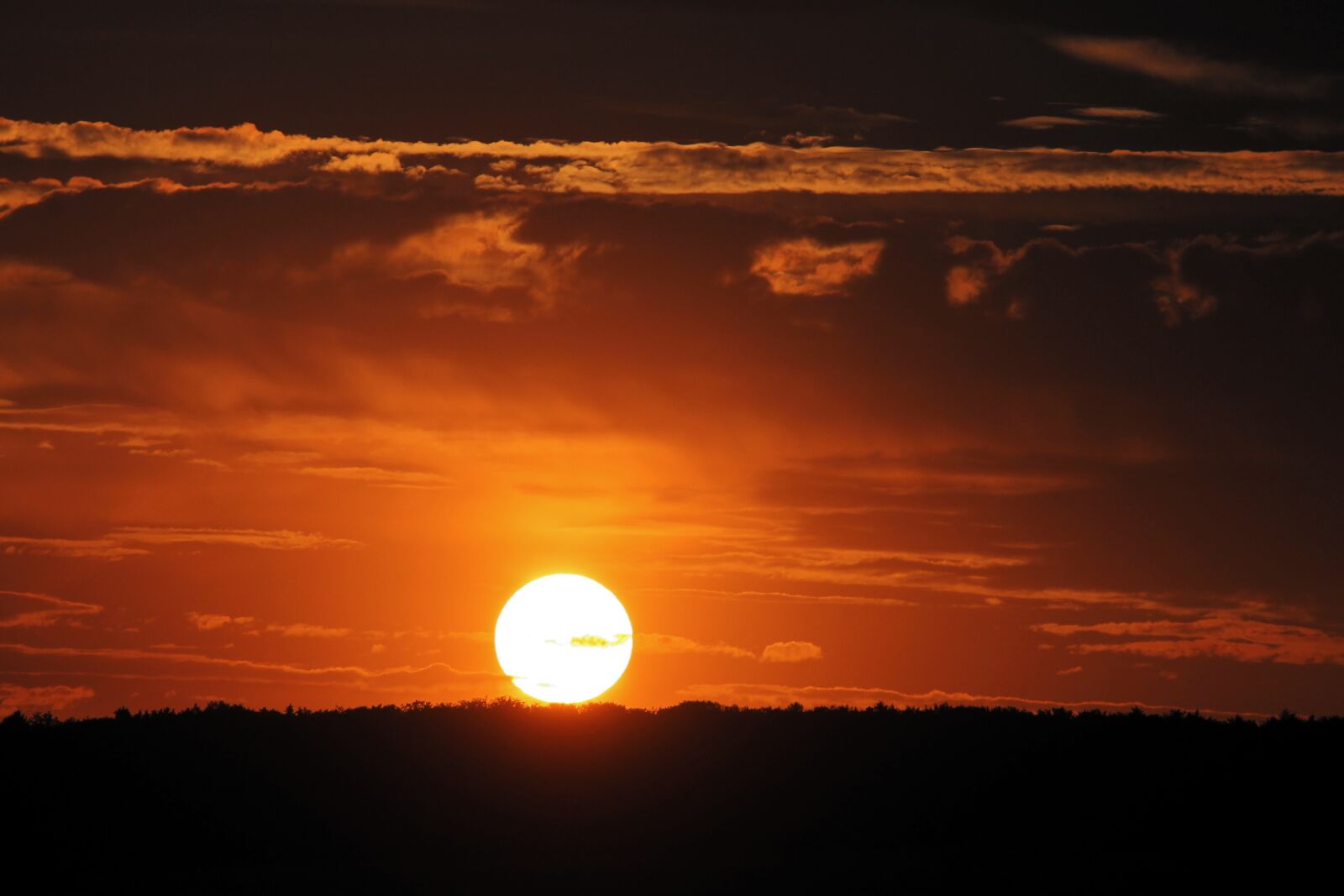 Canon EOS 1100D (EOS Rebel T3 / EOS Kiss X50) sample photo. Sunset, horizon, clouds photography